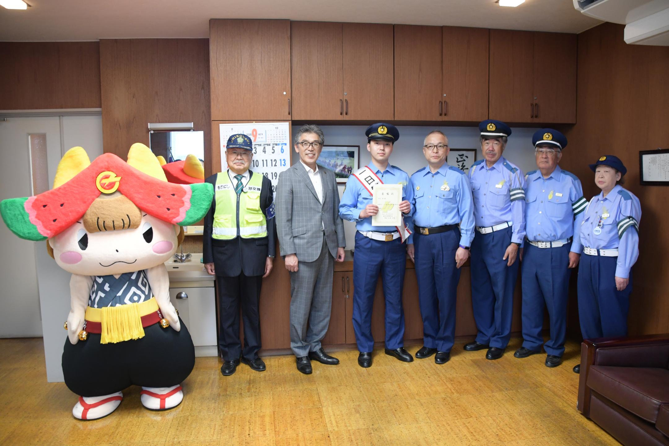 交通指導隊の皆さんと集合写真