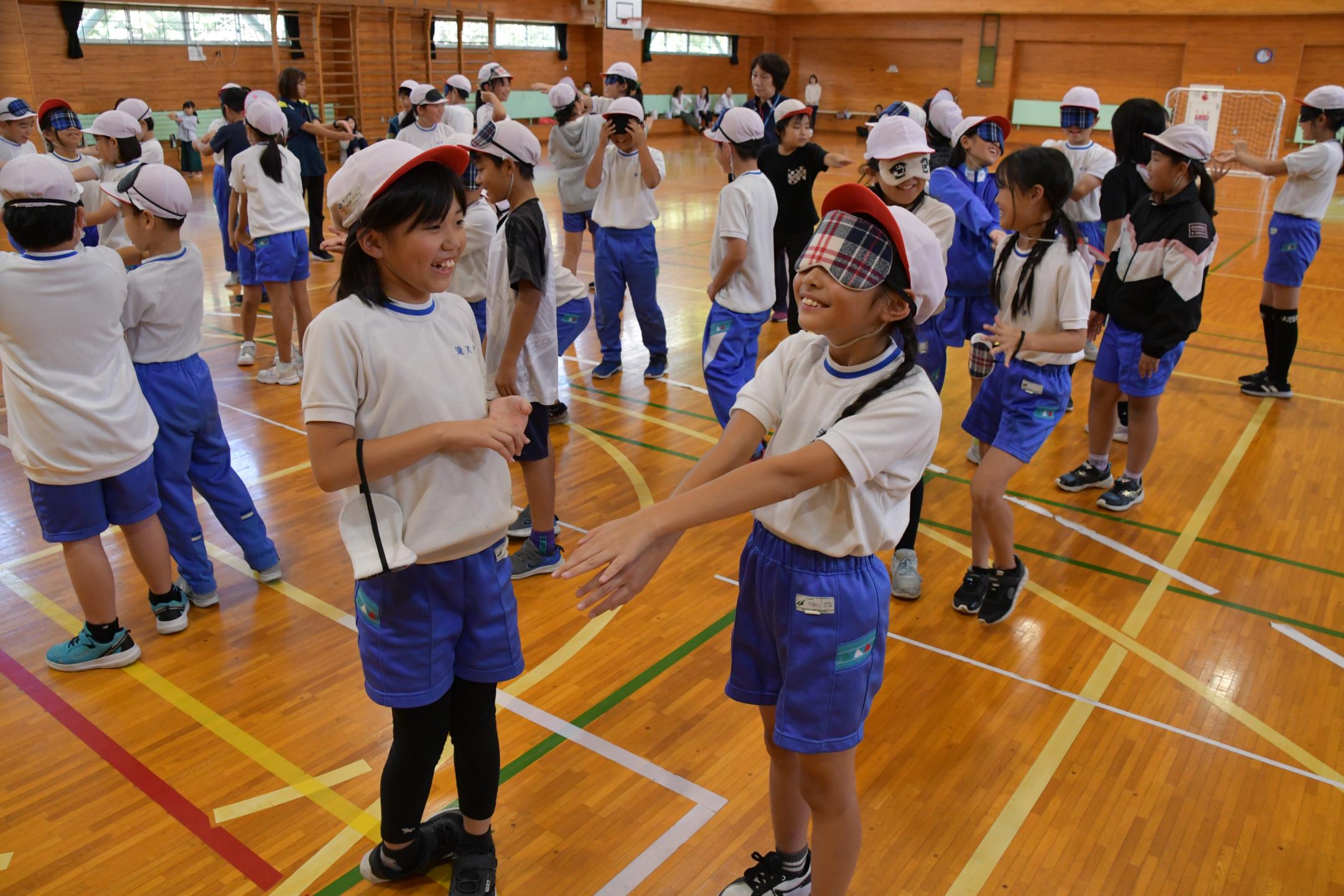 目隠ししている友達に言葉で伝えよう