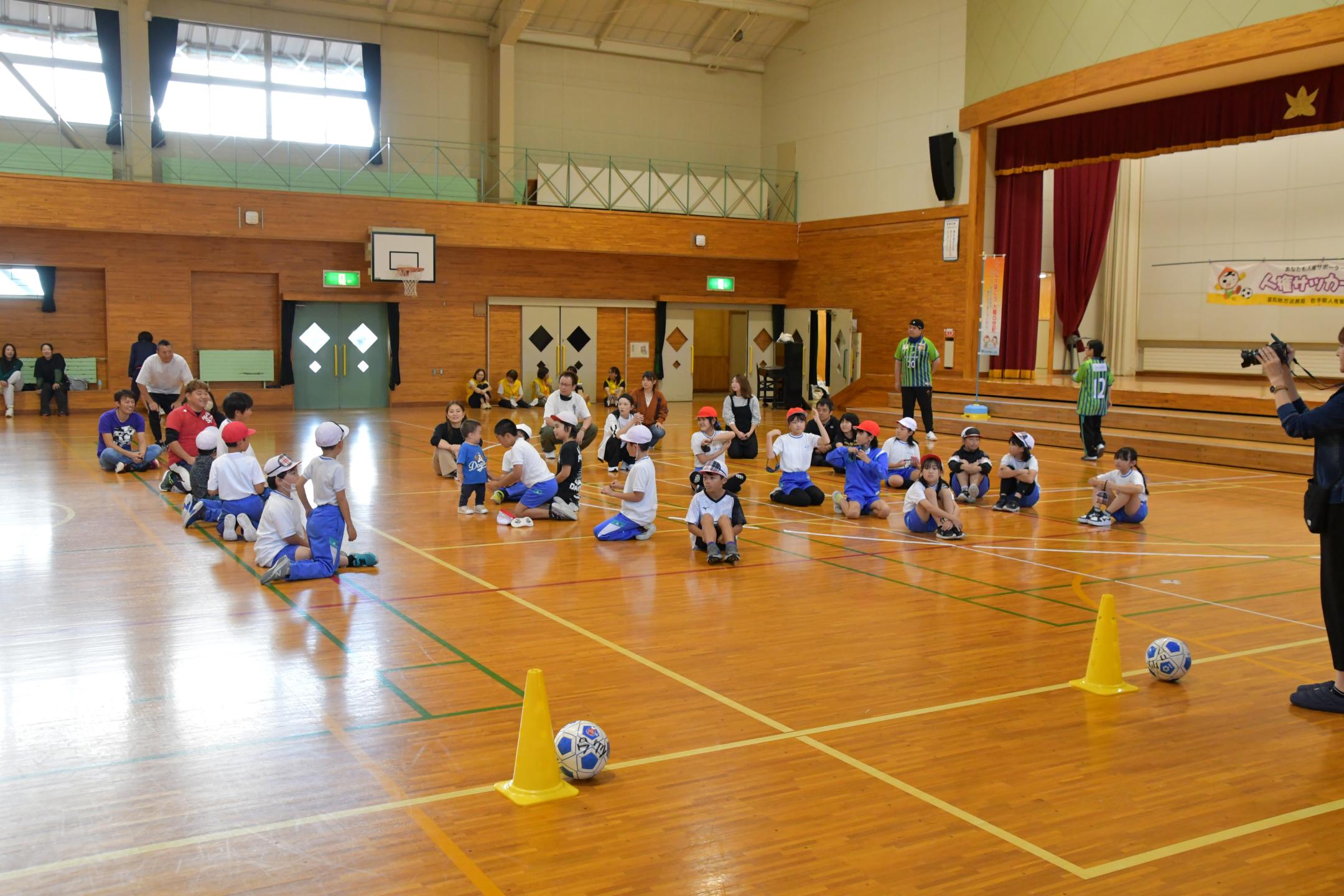 ボールを蹴って走ってみよう