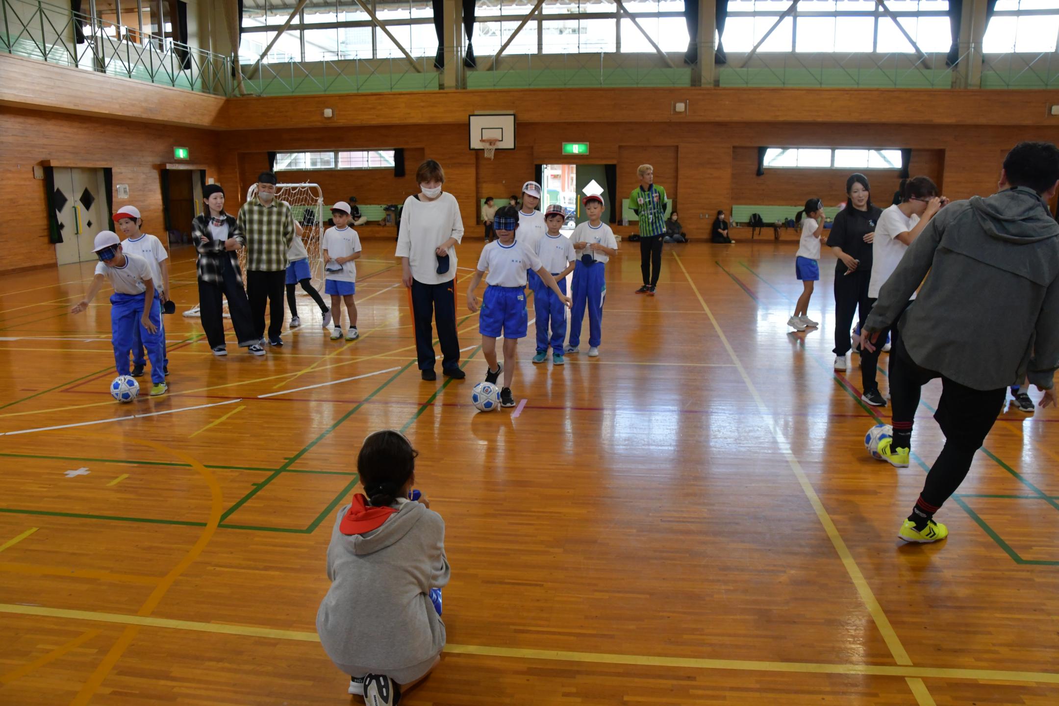 目隠ししながらボールを蹴る体験