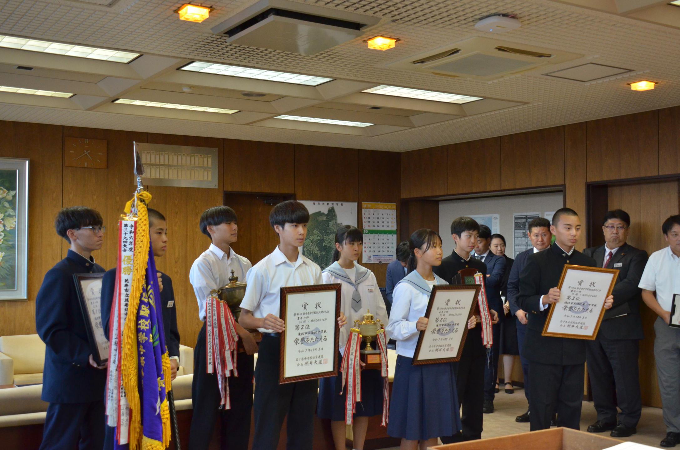 報告に市長を訪問した中学生ら