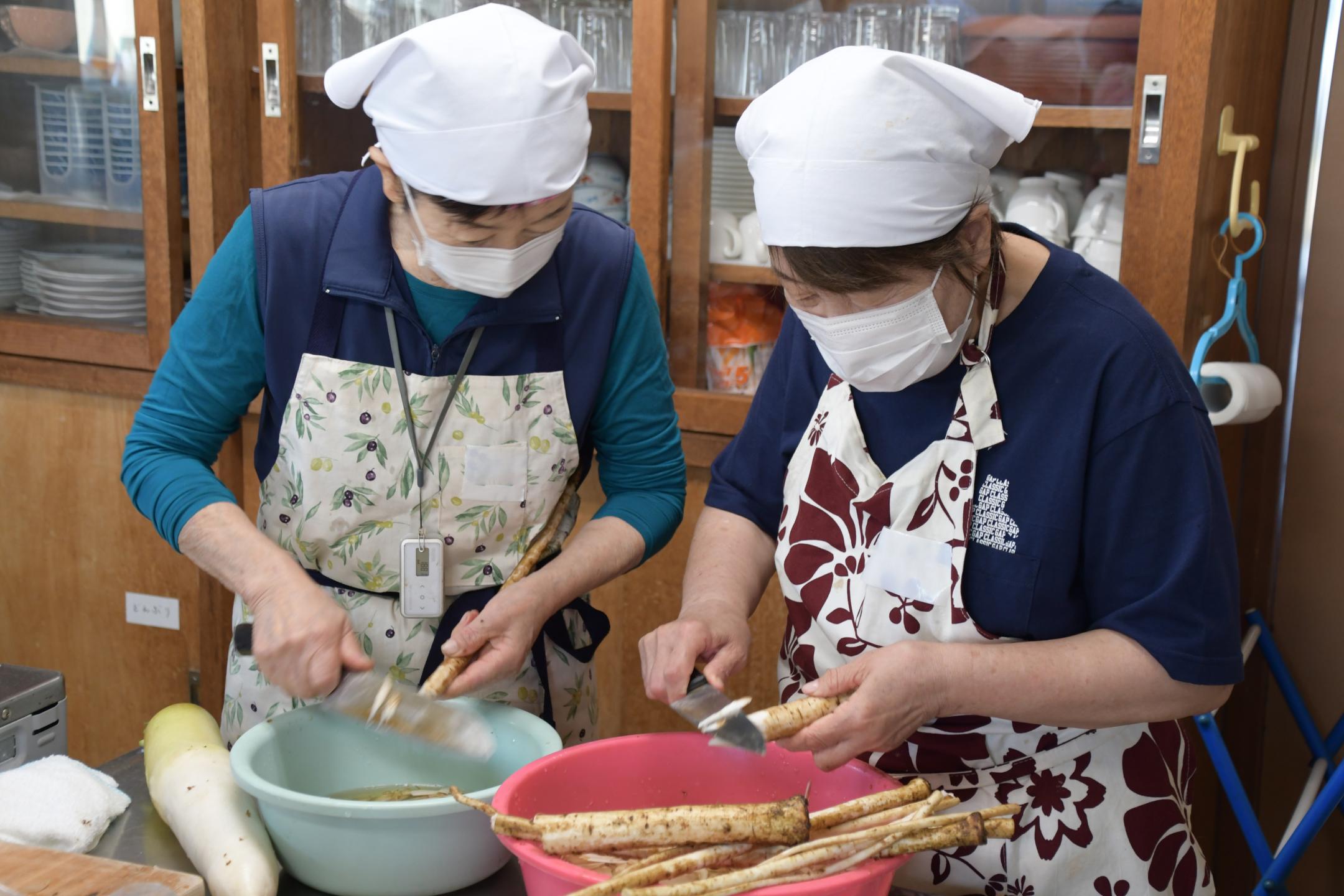 ごぼうのささがきをする参加者