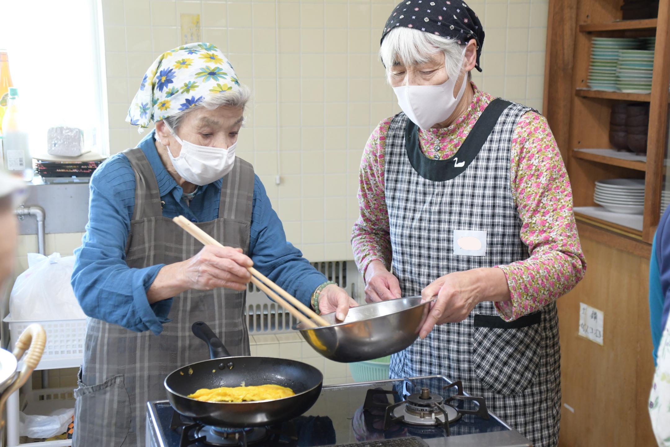 卵焼きを焼く参加者