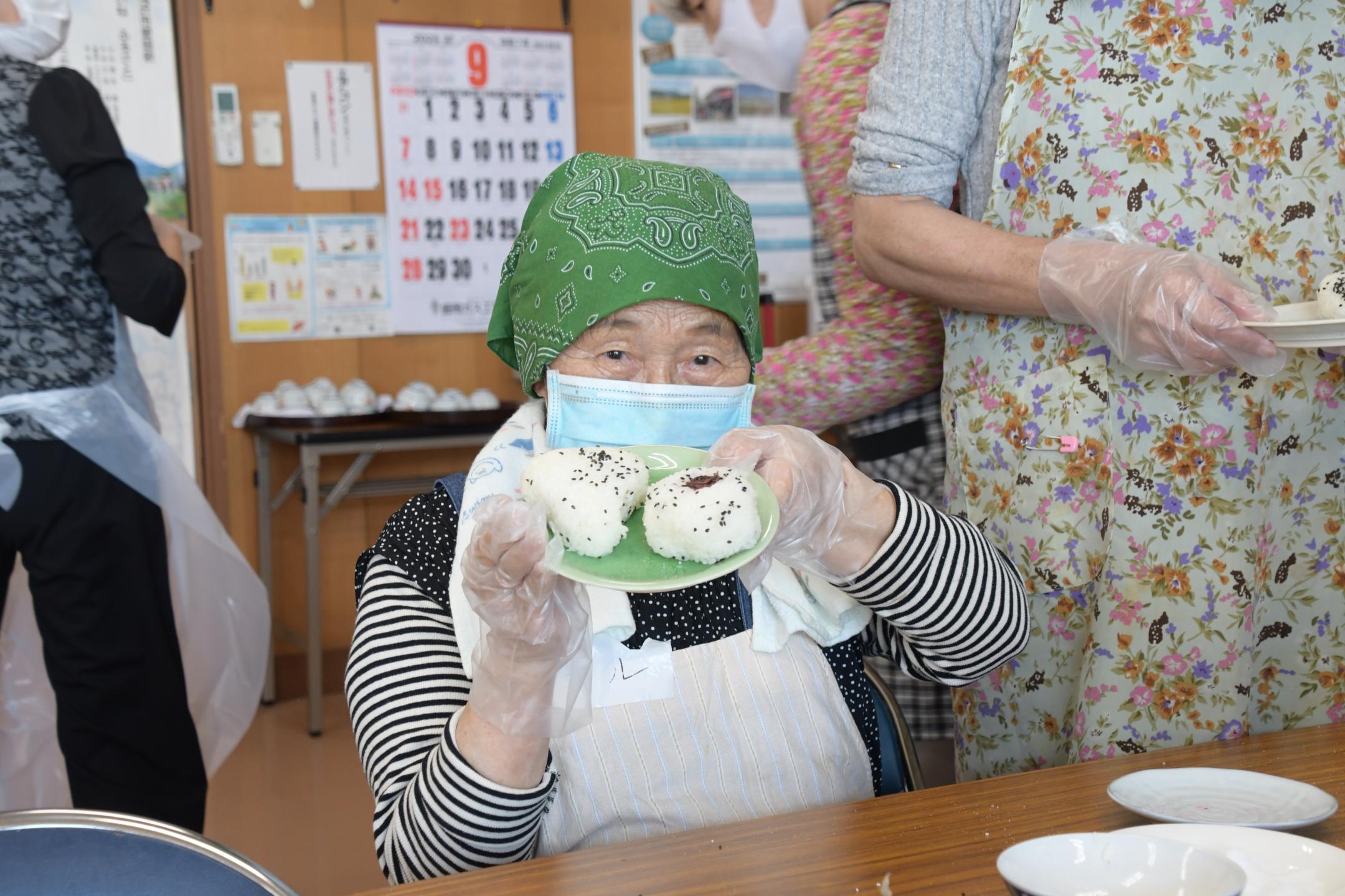 完成したおにぎりを見せてにっこりしてくれました