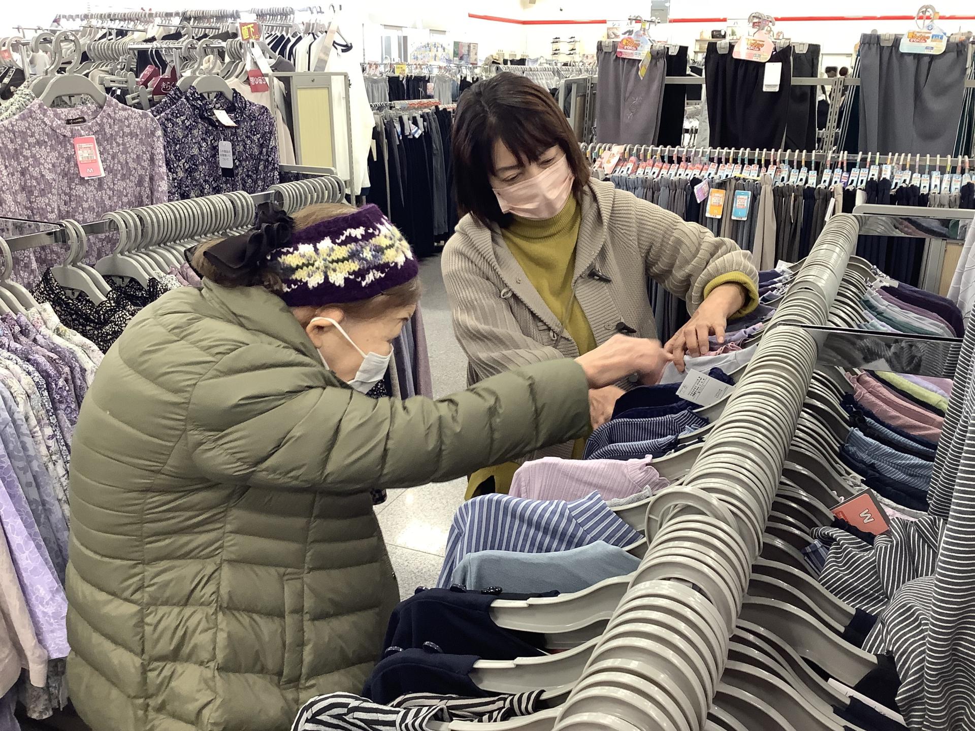 衣服を選ぶ様子