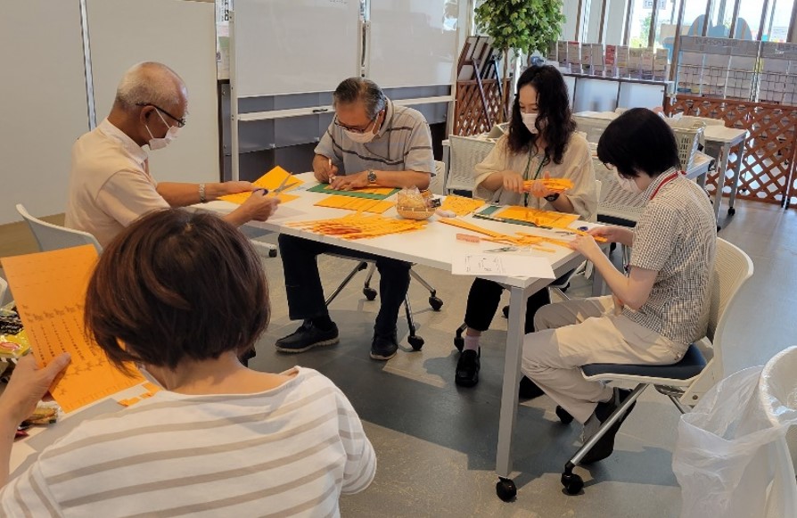 アルツハイマーデー展示の作品を作る様子