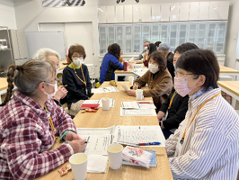 スキルアップ研修で懇談する様子