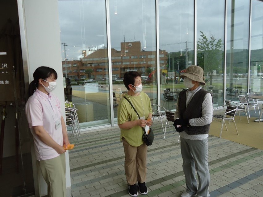 養成講座で声掛け訓練をする様子