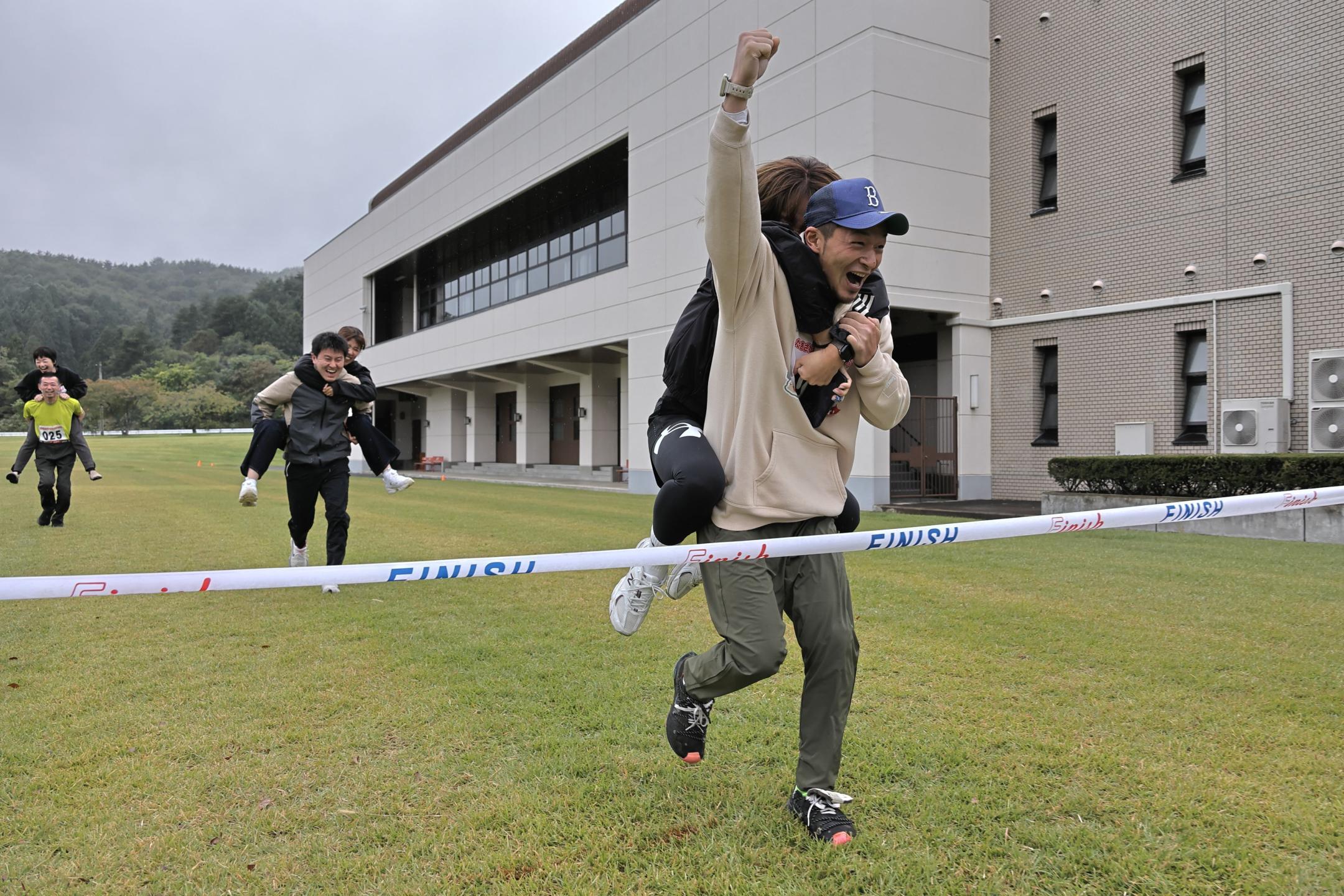 ゴールテープを切る参加者
