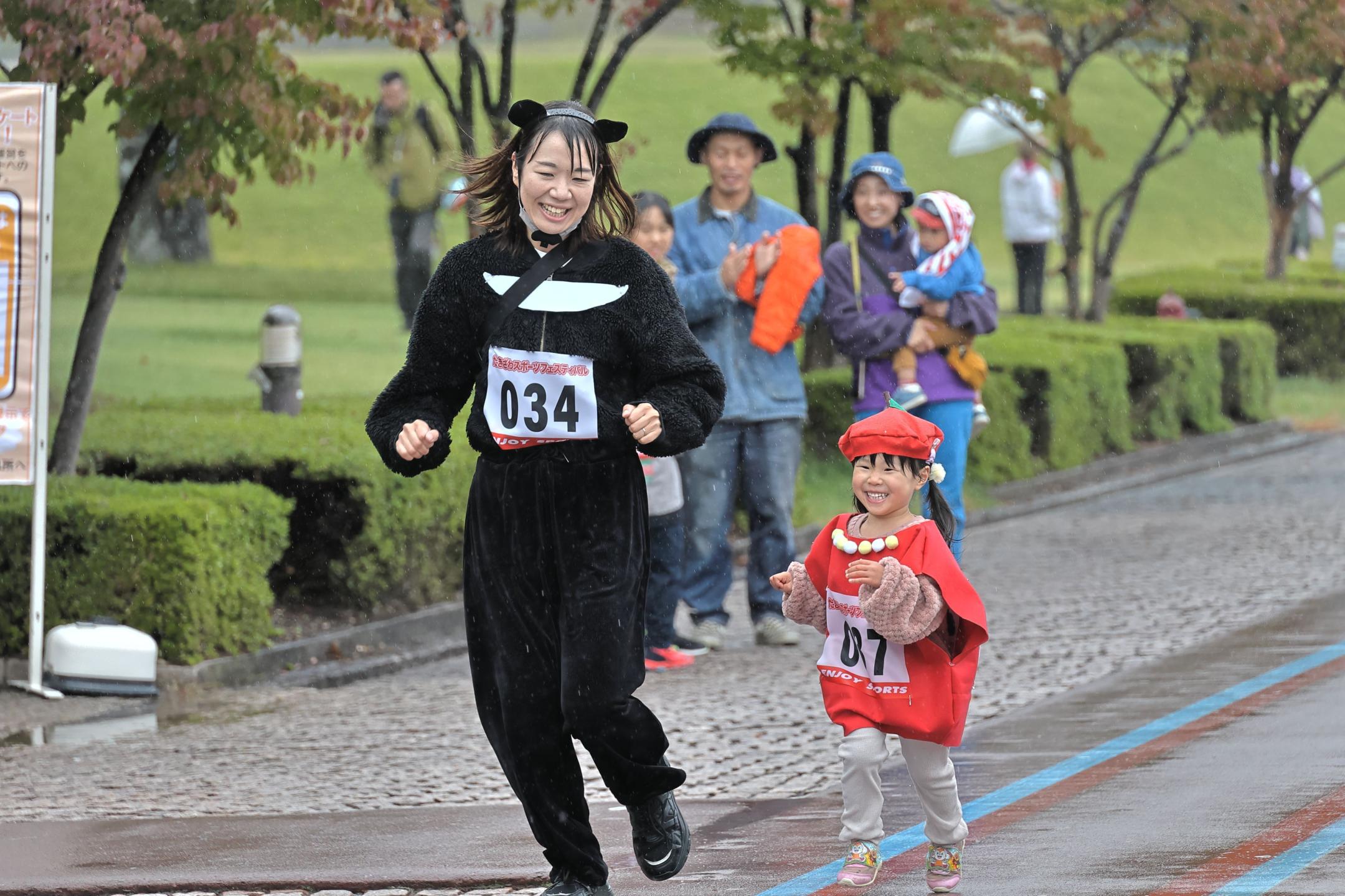 ハロウィンの仮装をして走る参加者