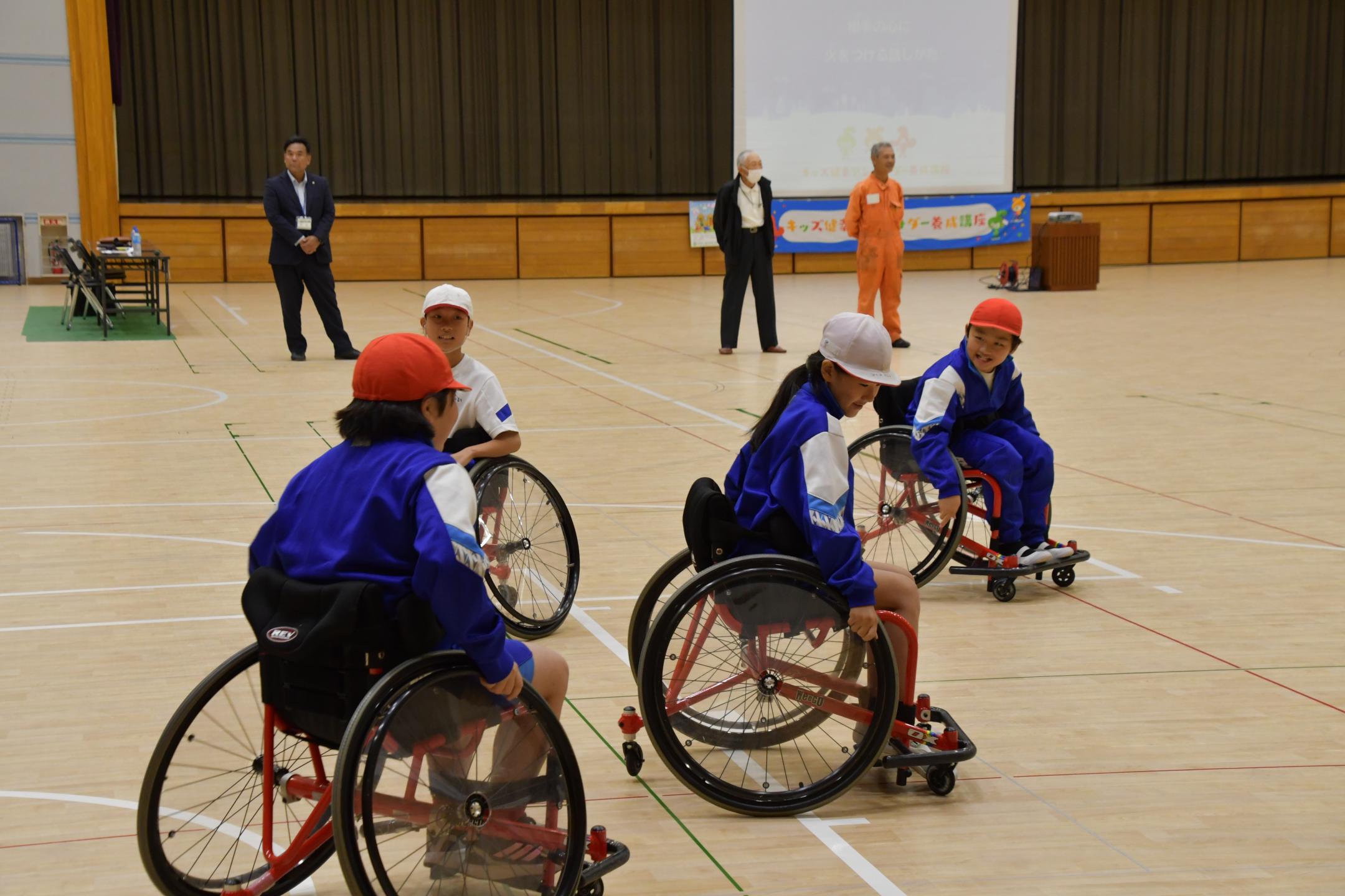 車いすに乗って動く子供たち