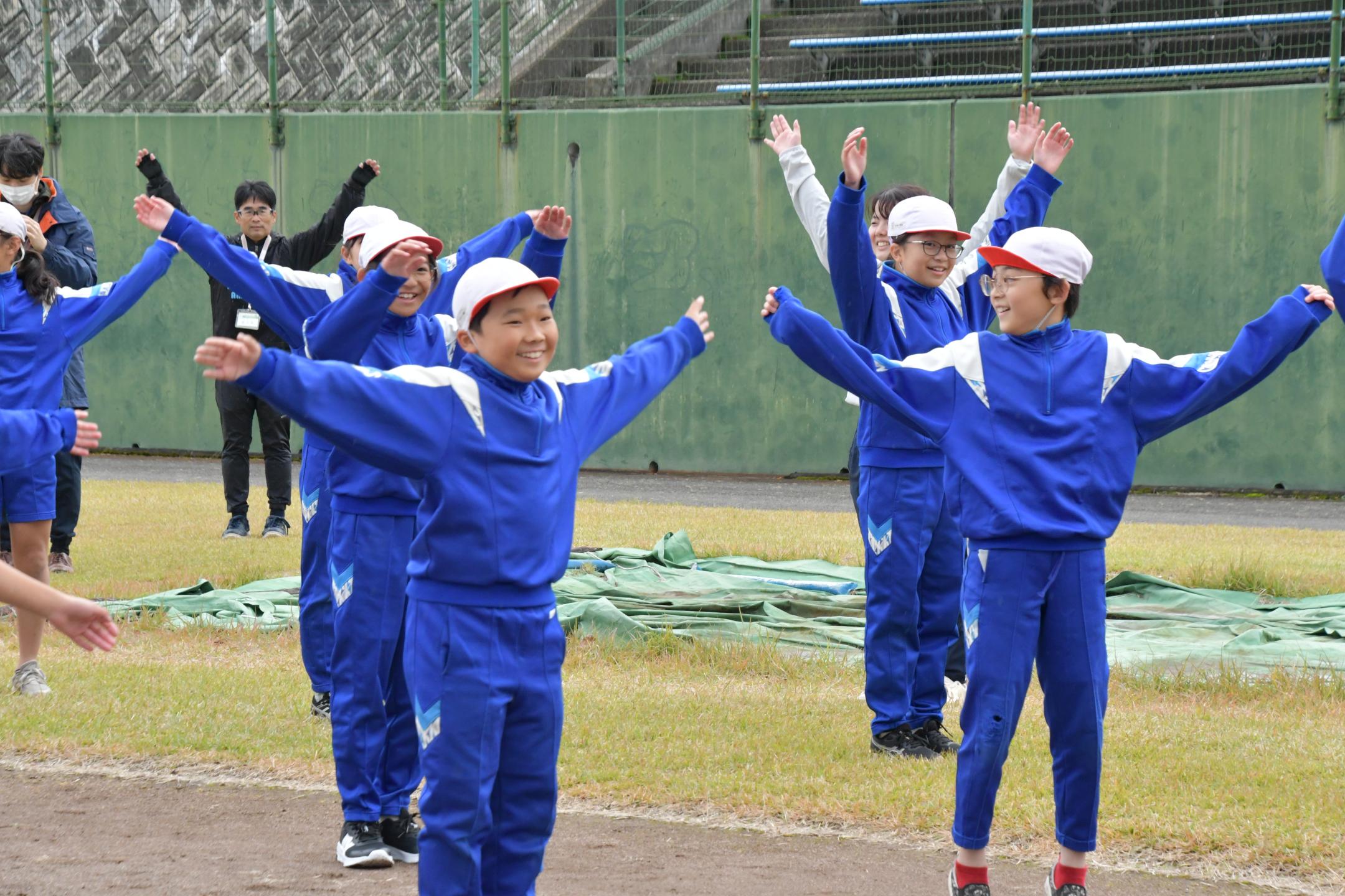 準備運動をするこども