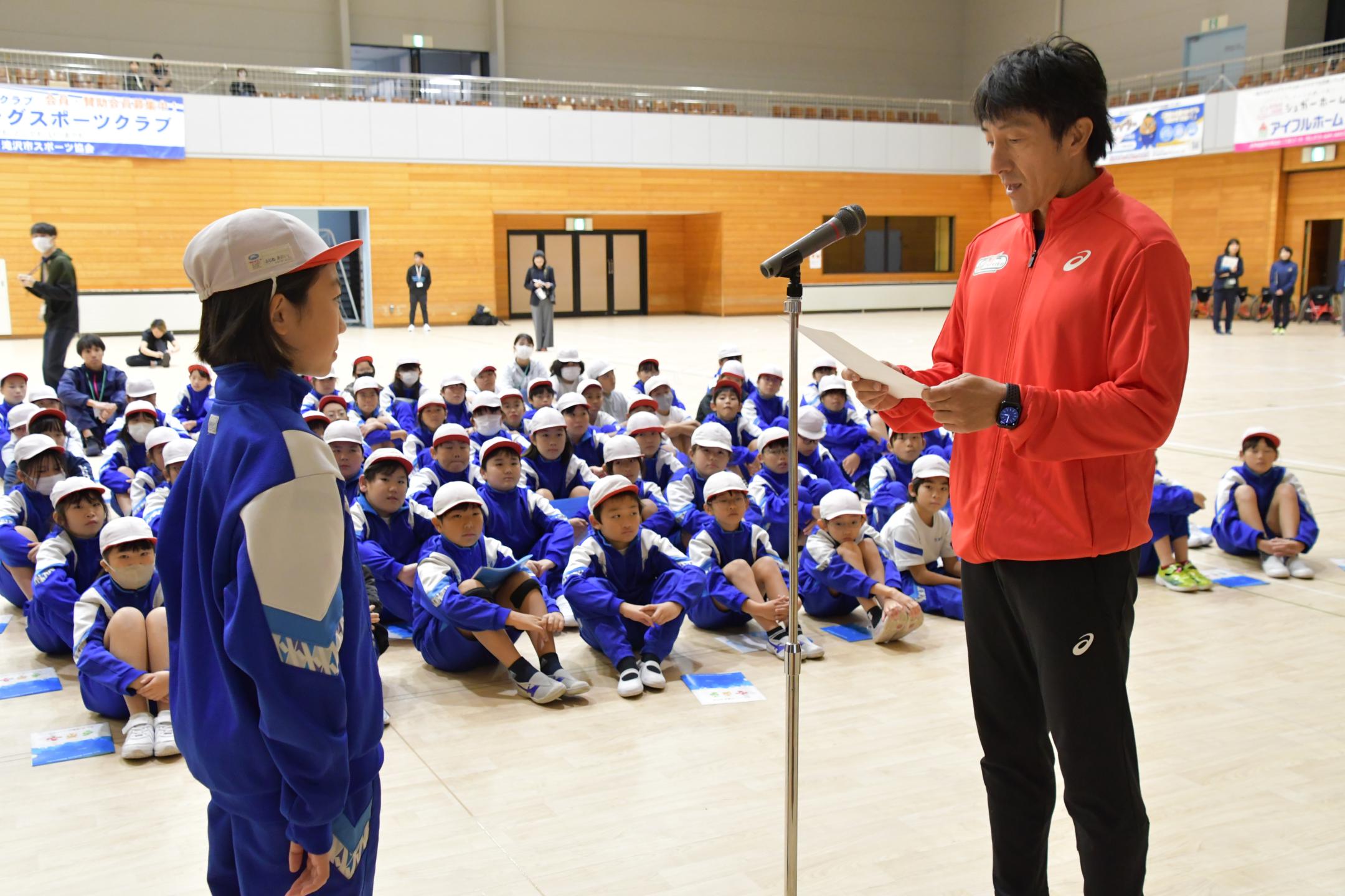 キッズ健幸アンバサダー認定証を受け取るこども