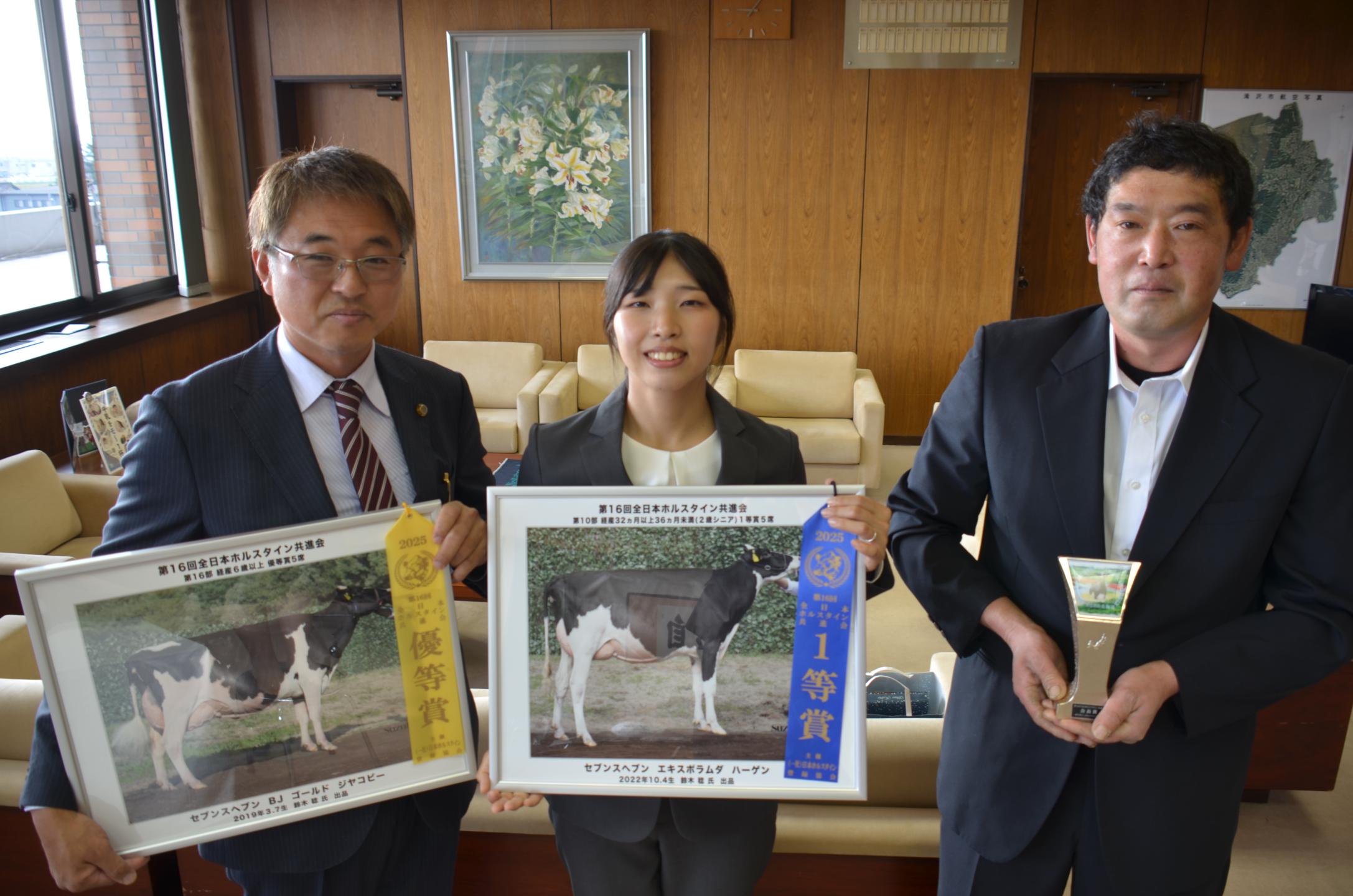 入賞した鈴木さんと農場従事者、鈴木さんが所属する同志会の副会長の写真