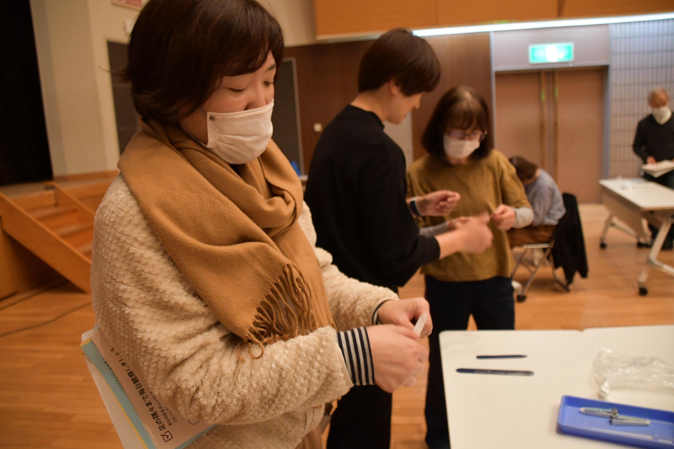 ケア用品を実際に手に取って試す様子