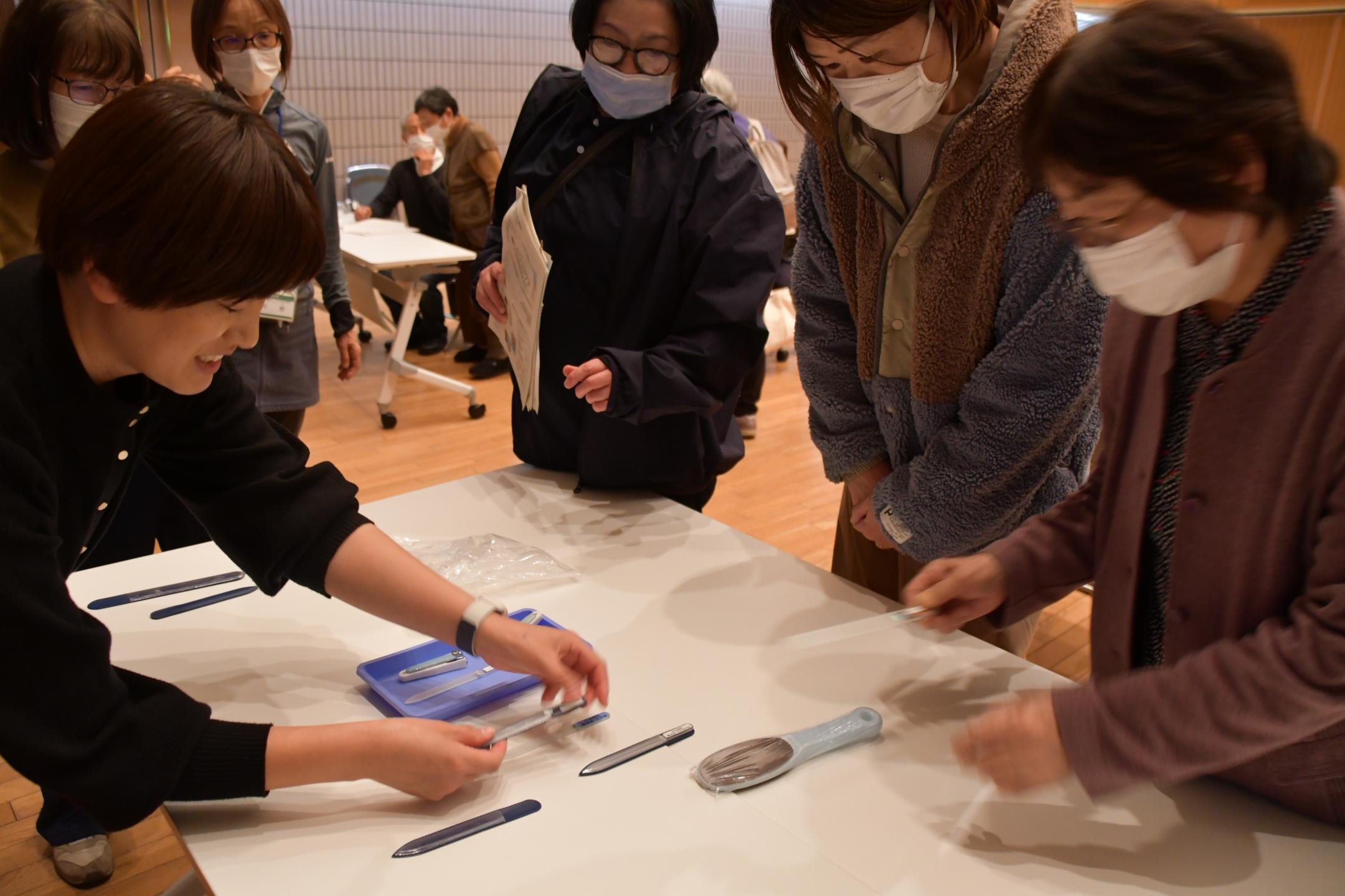 ケア用品を開設する髙橋看護師