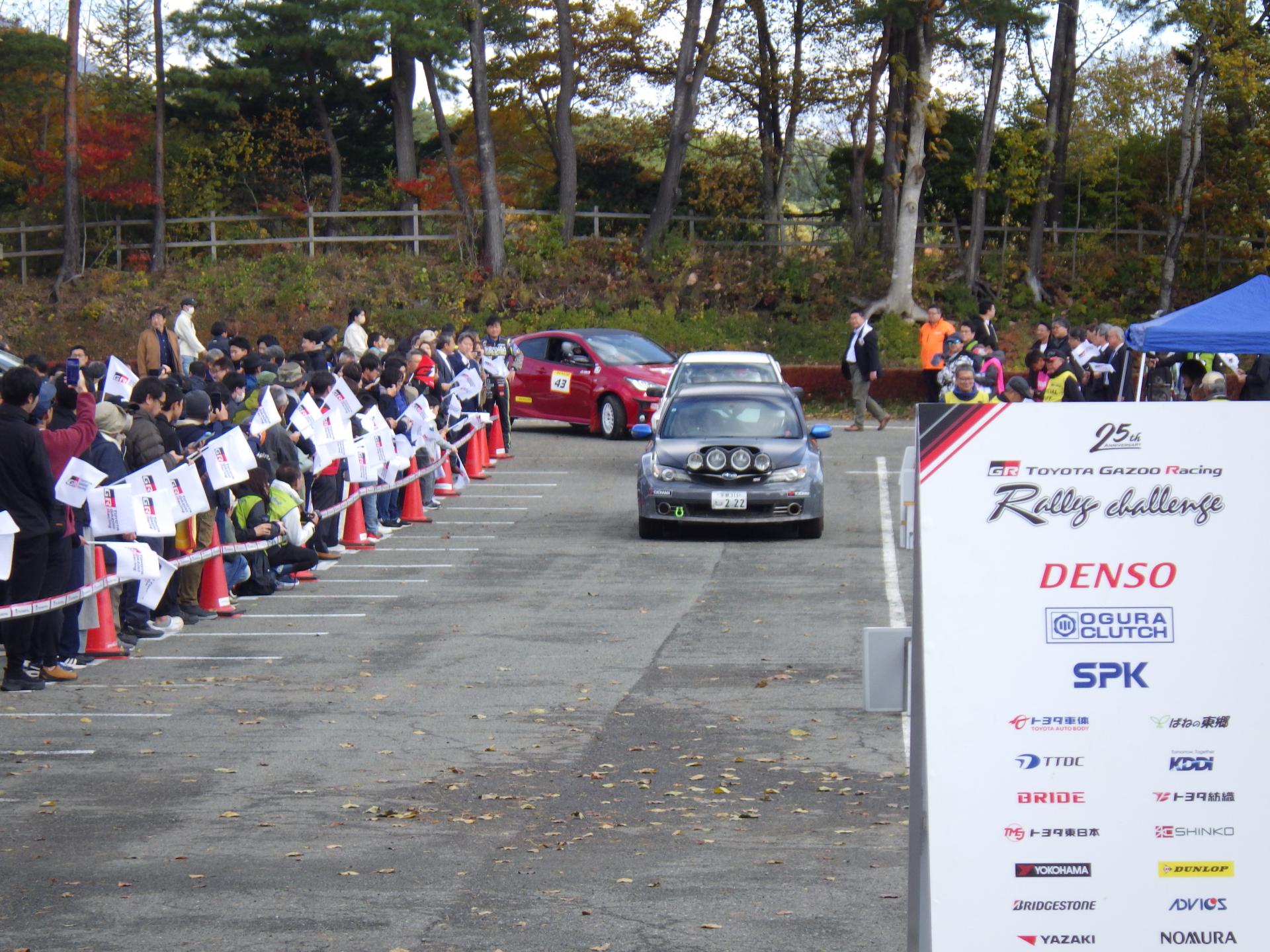 颯爽と駆け抜けるラリーカー