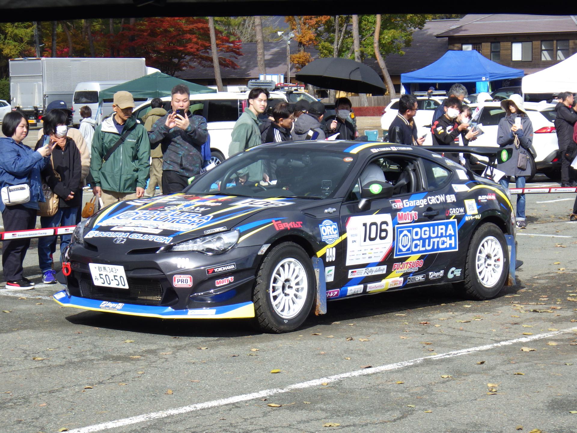 間近で見るラリーカーに観客も興味津々の様子