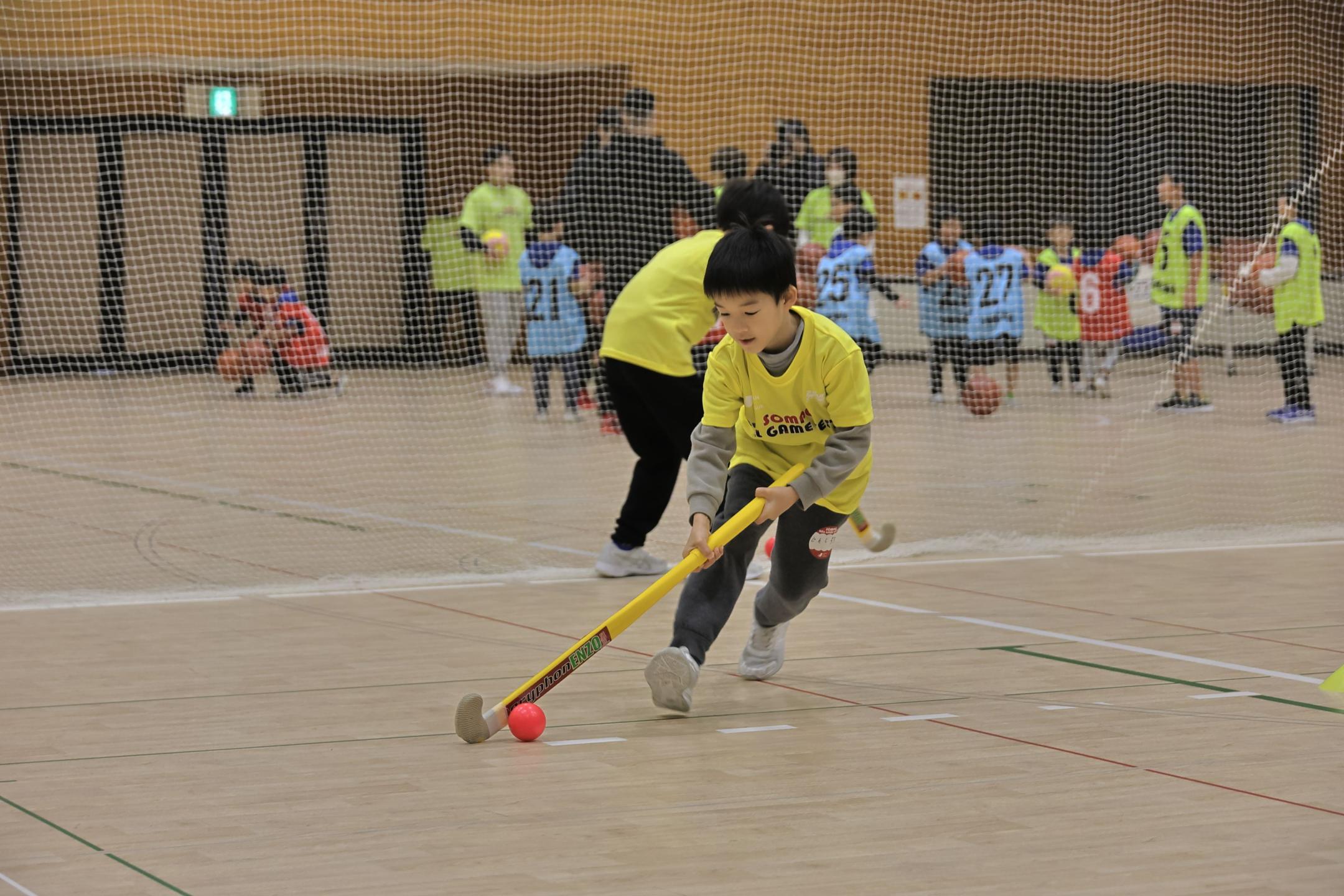 ホッケーをプレーする子供たち