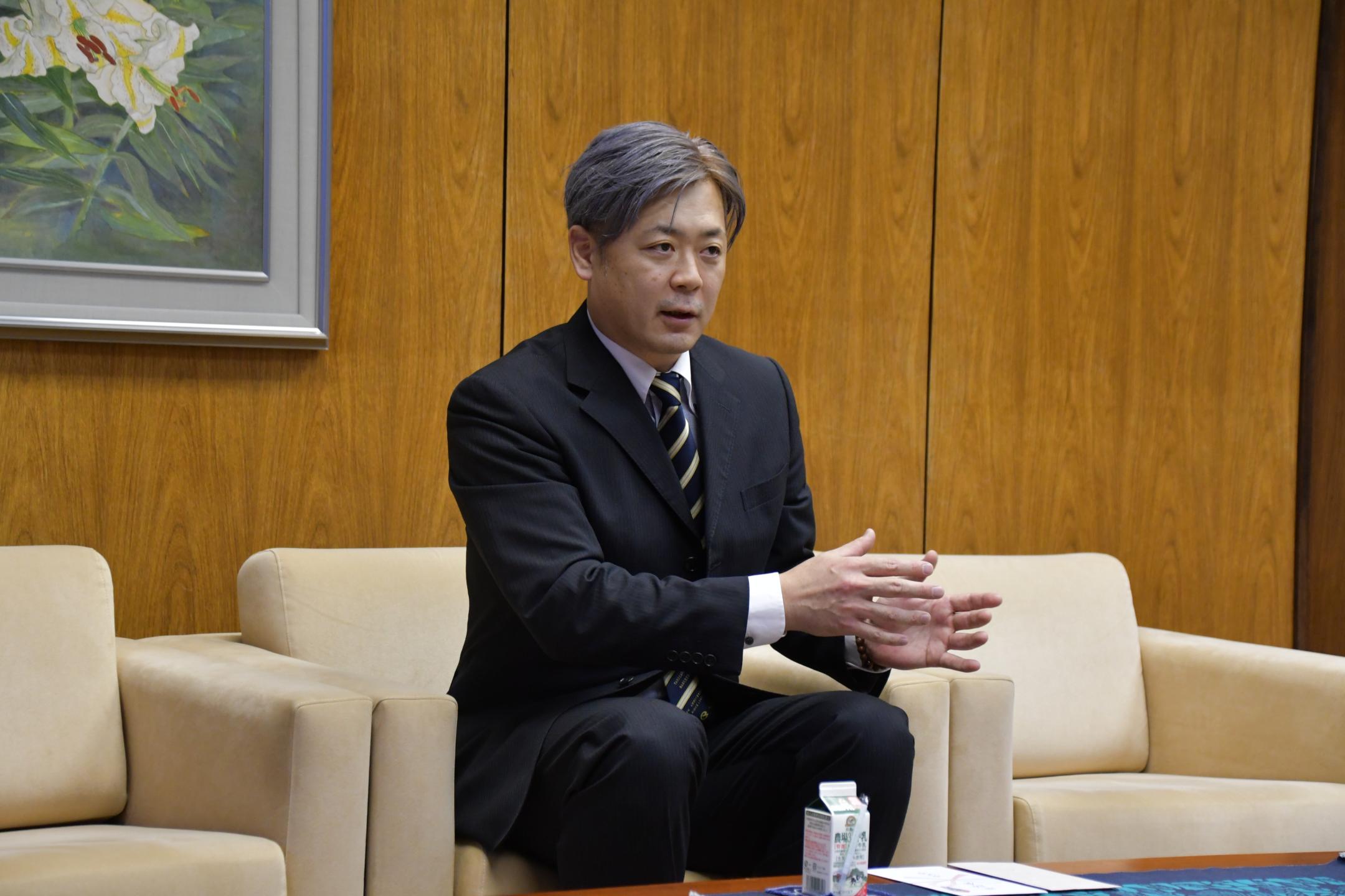 市長と懇談する佐藤さん