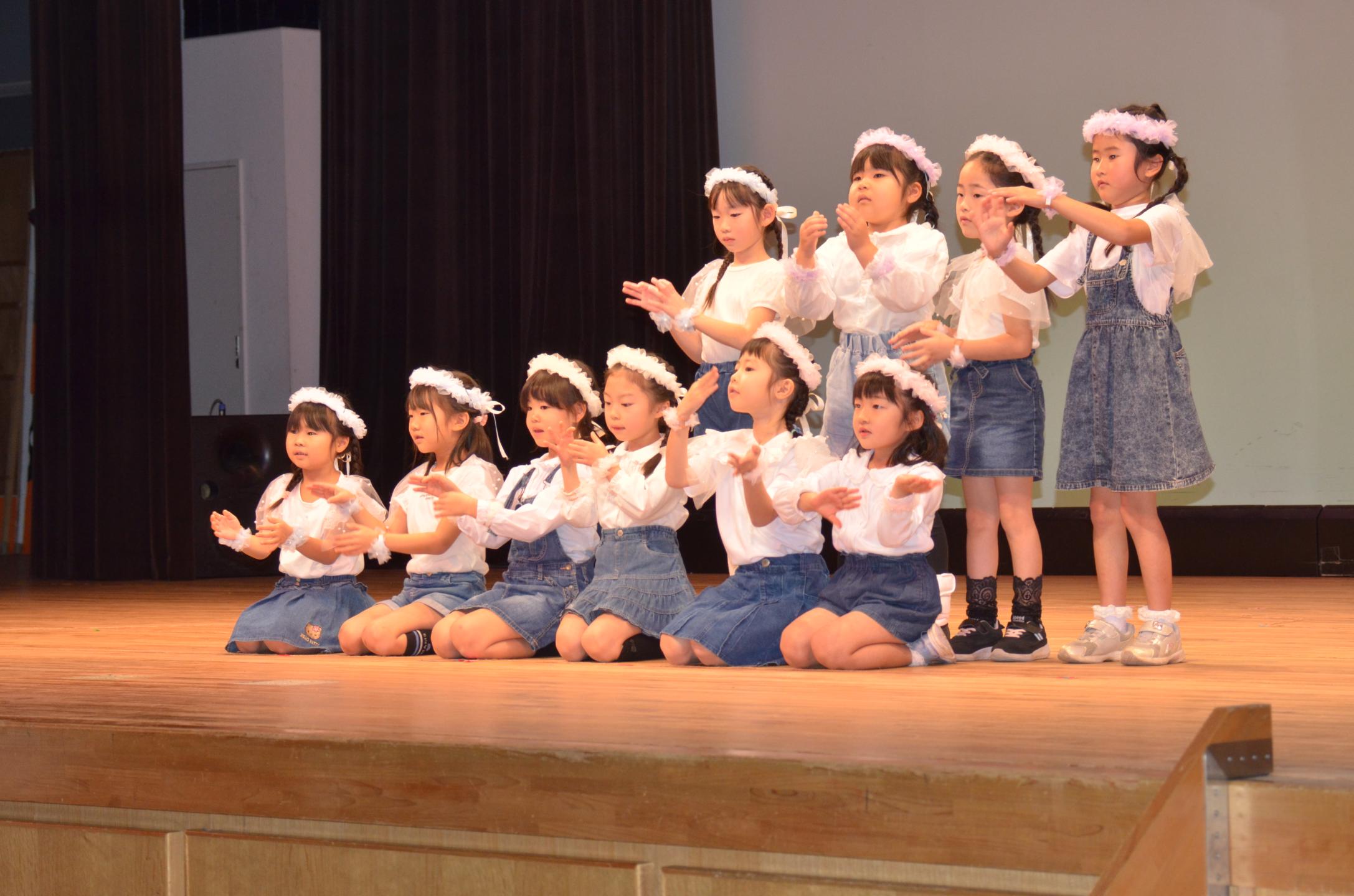 歳末たすけあい運動～演芸会で交流親睦深めるのカバー写真