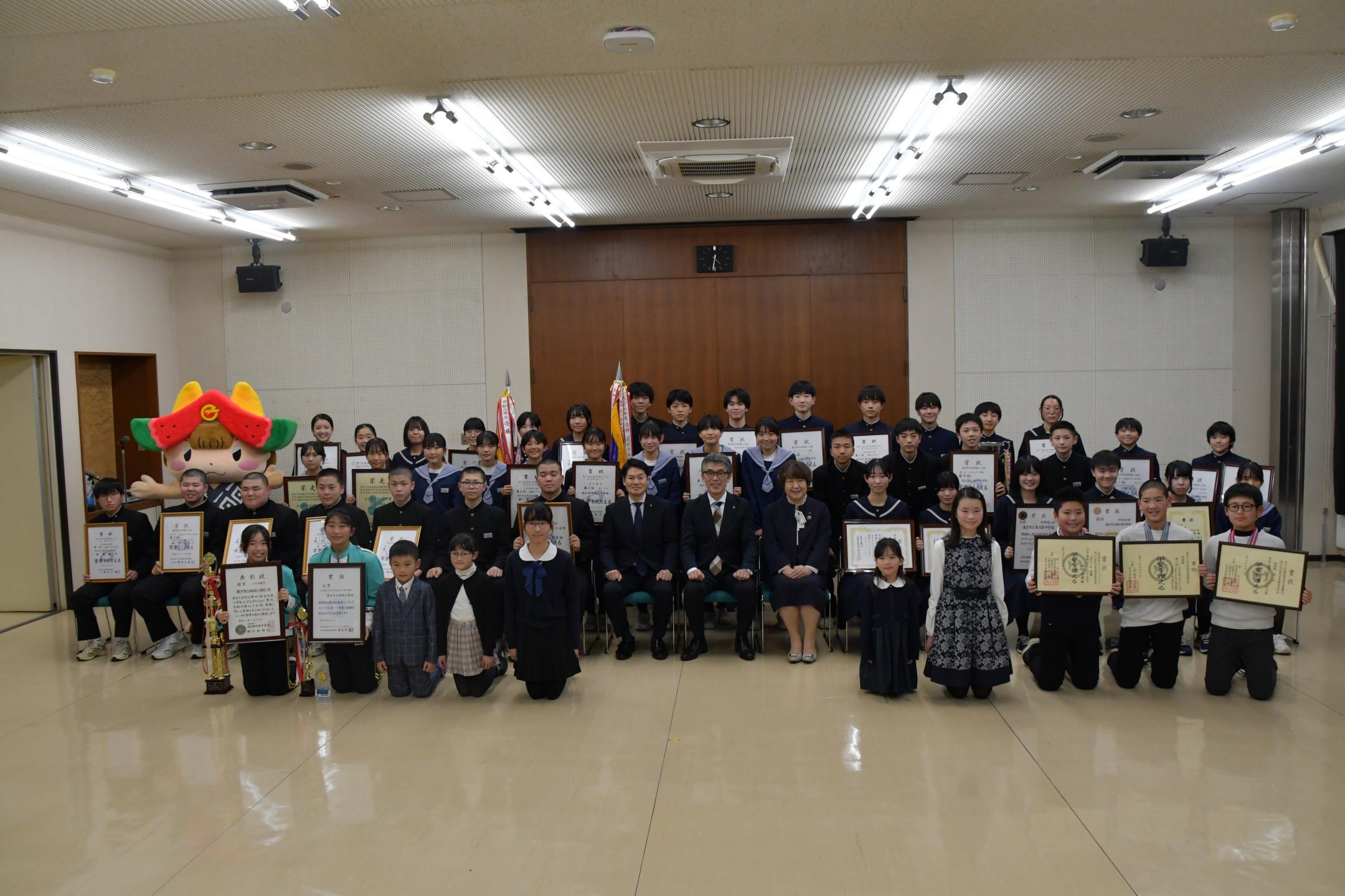 輝かしい成果を報告～市内小中学生表敬訪問のカバー写真