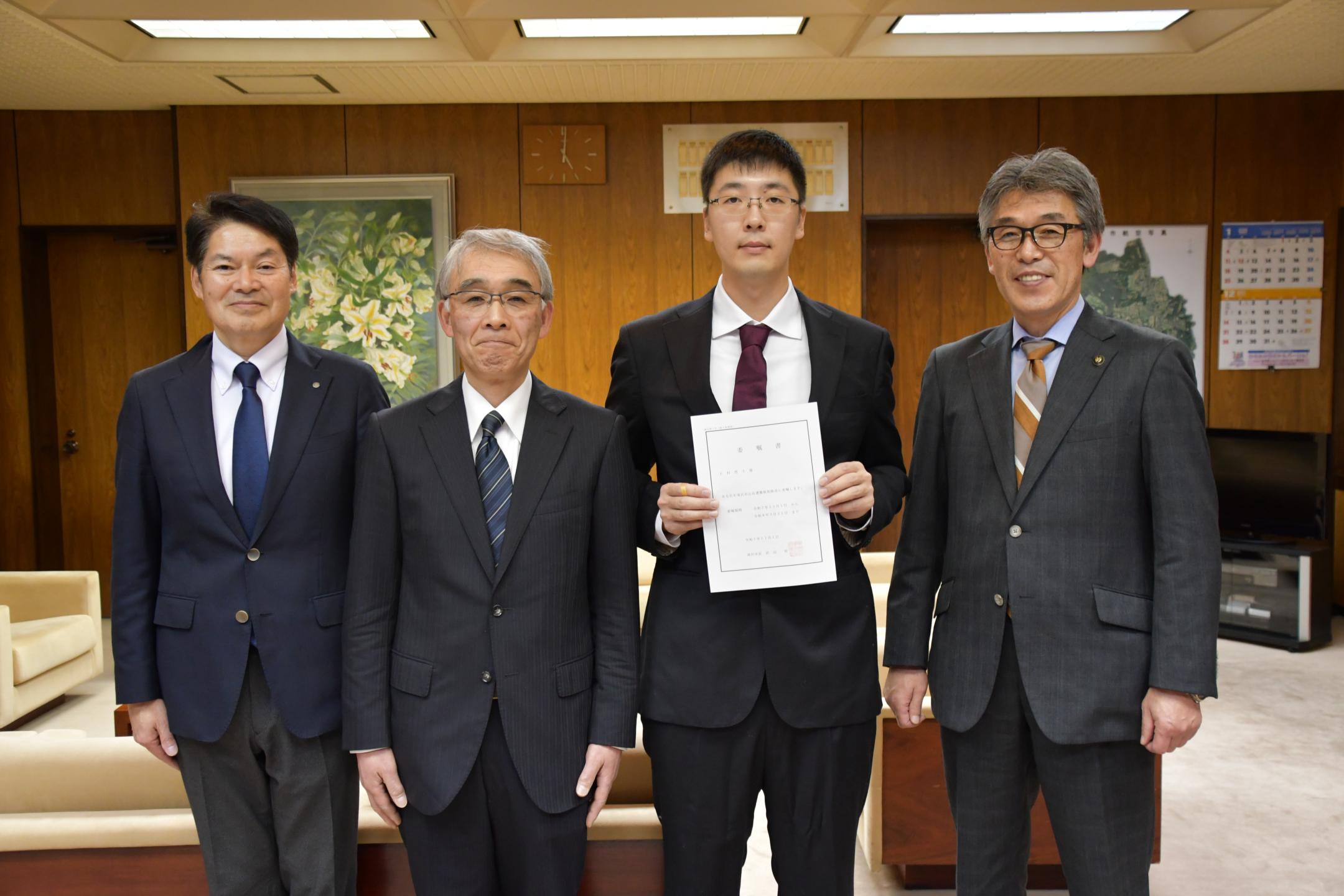 新隊員へ委嘱書交付～市山岳遭難救助隊としてのカバー写真