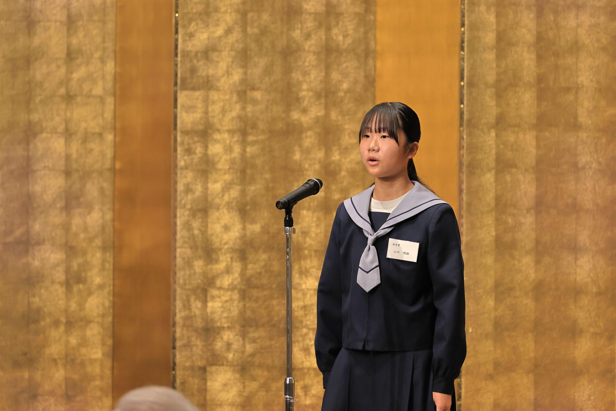 代表で挨拶する小川さん