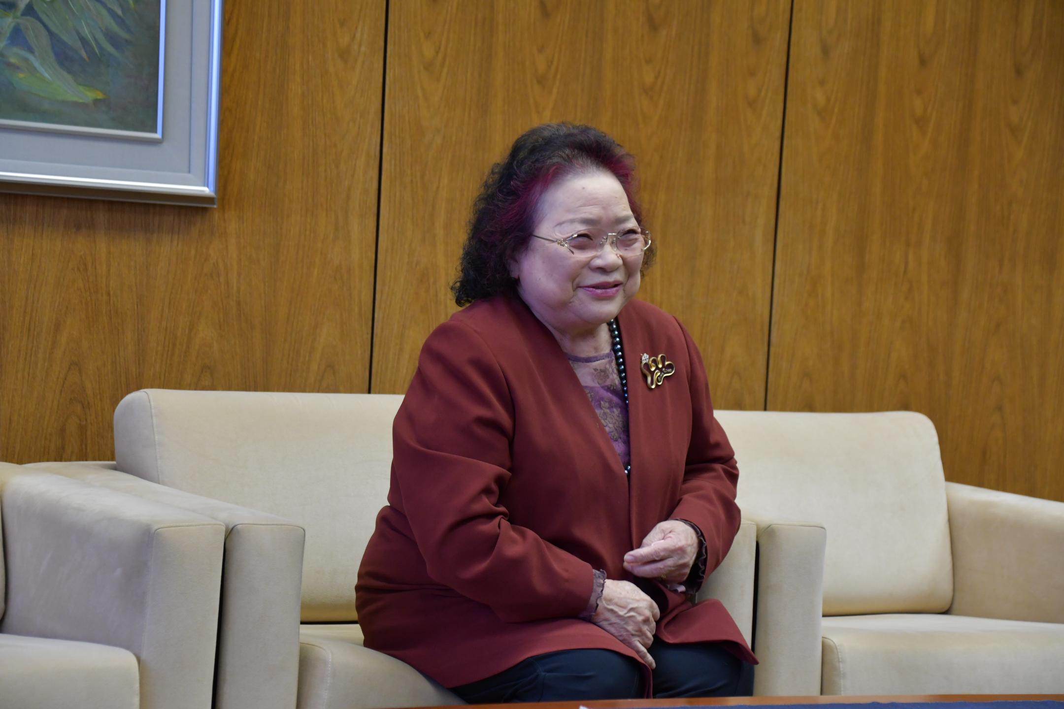 懇談する外山さん