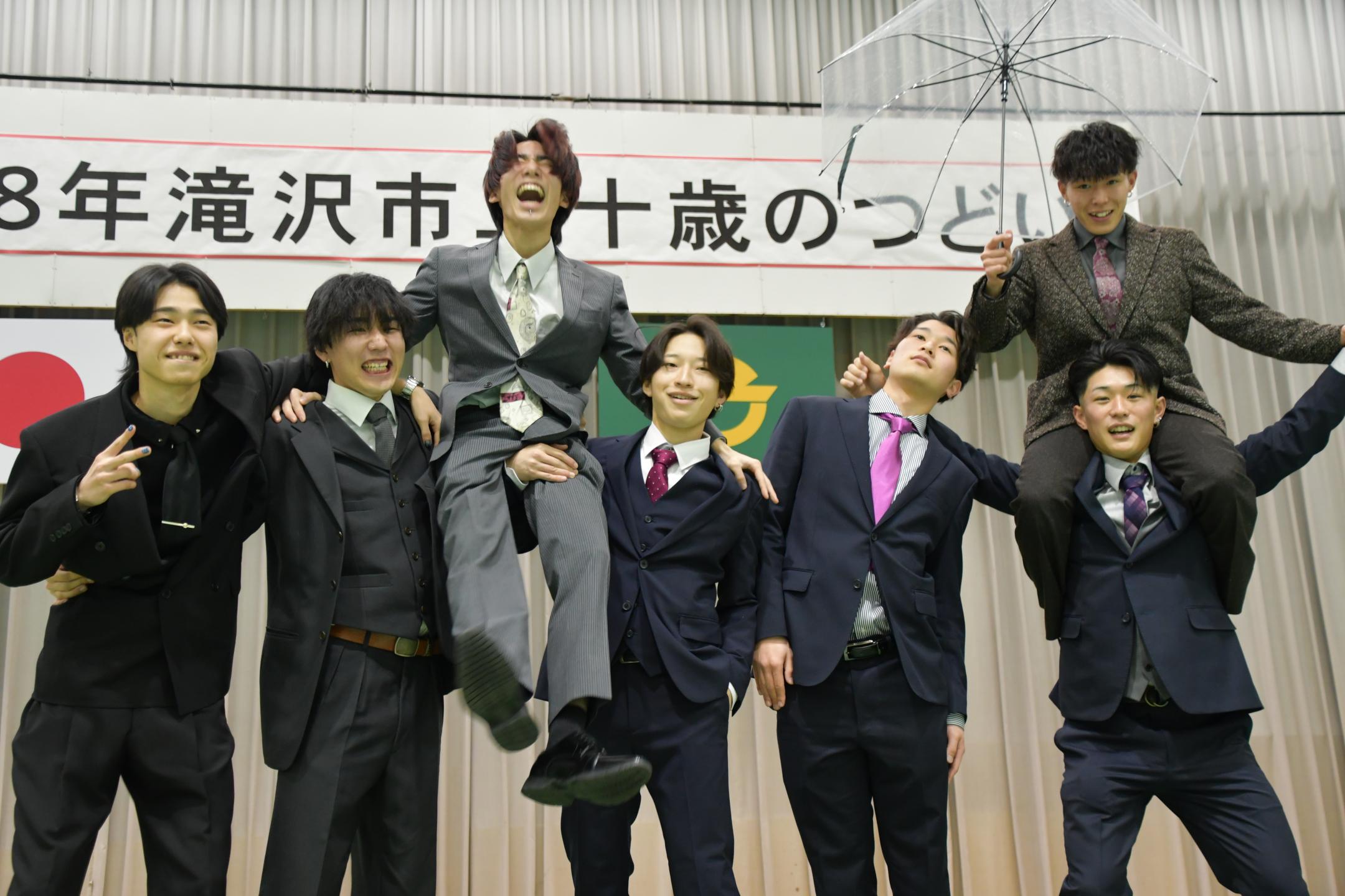 旧友と笑顔の参加者