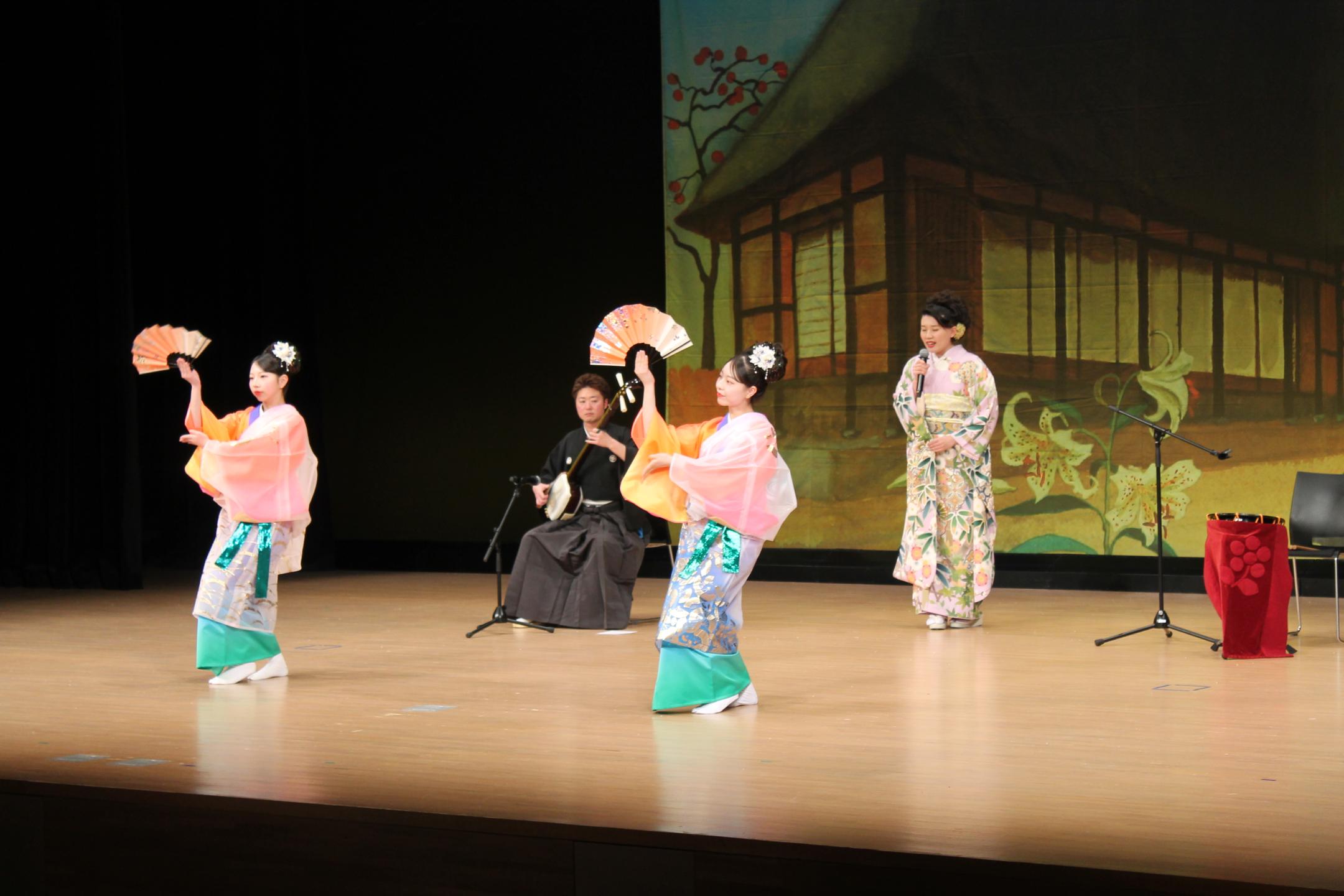 民謡歌手の藤岡祐依さん