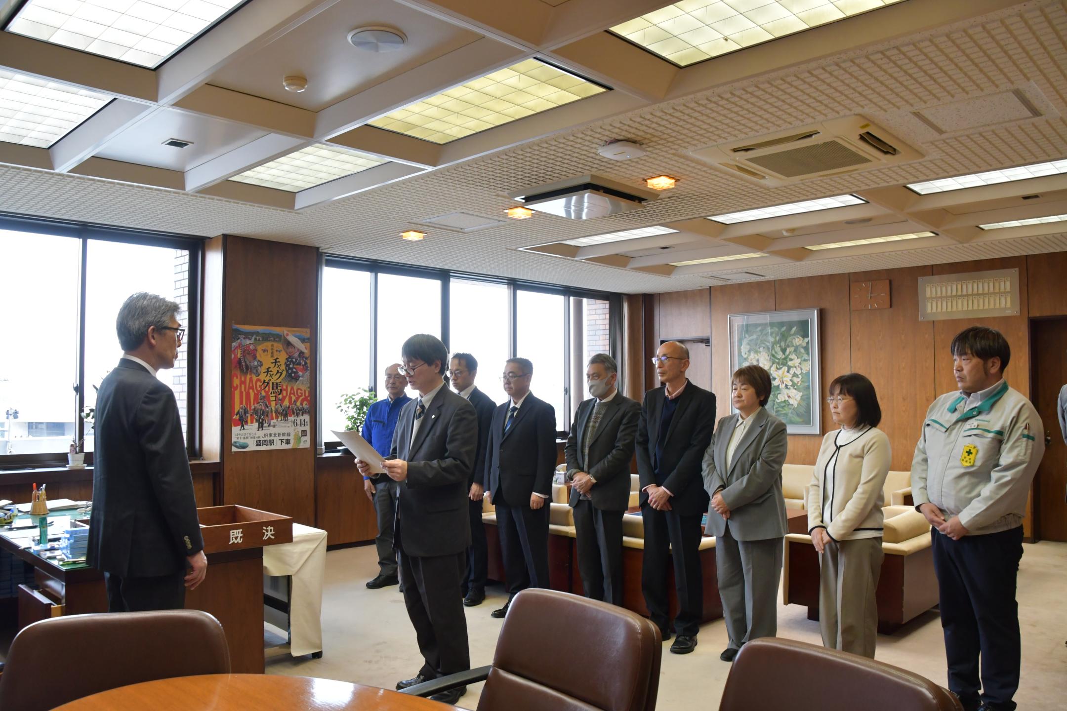 答申書を読み上げる山田会長