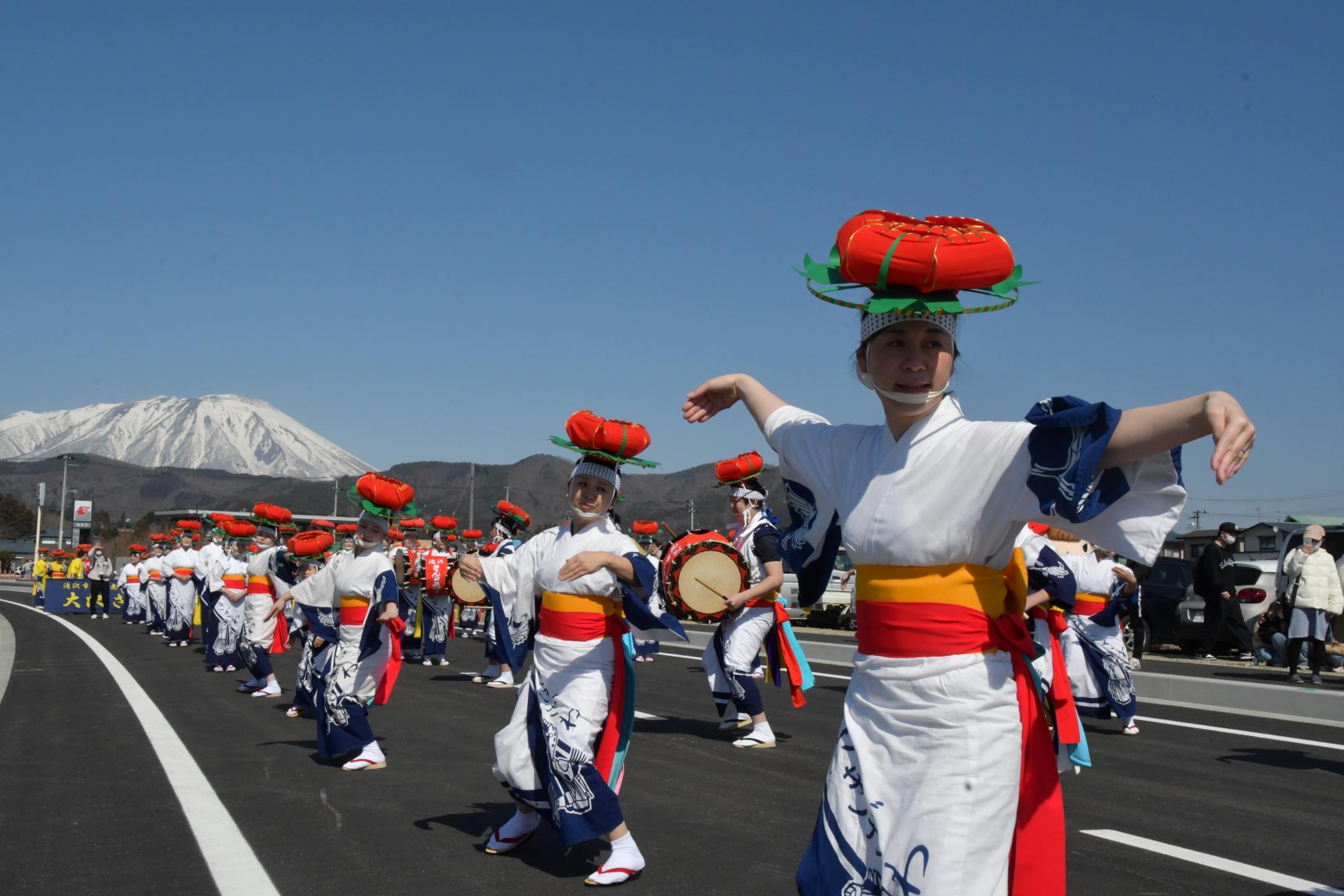 岩手山をバックに滝沢市さんさ踊り保存会が演舞
