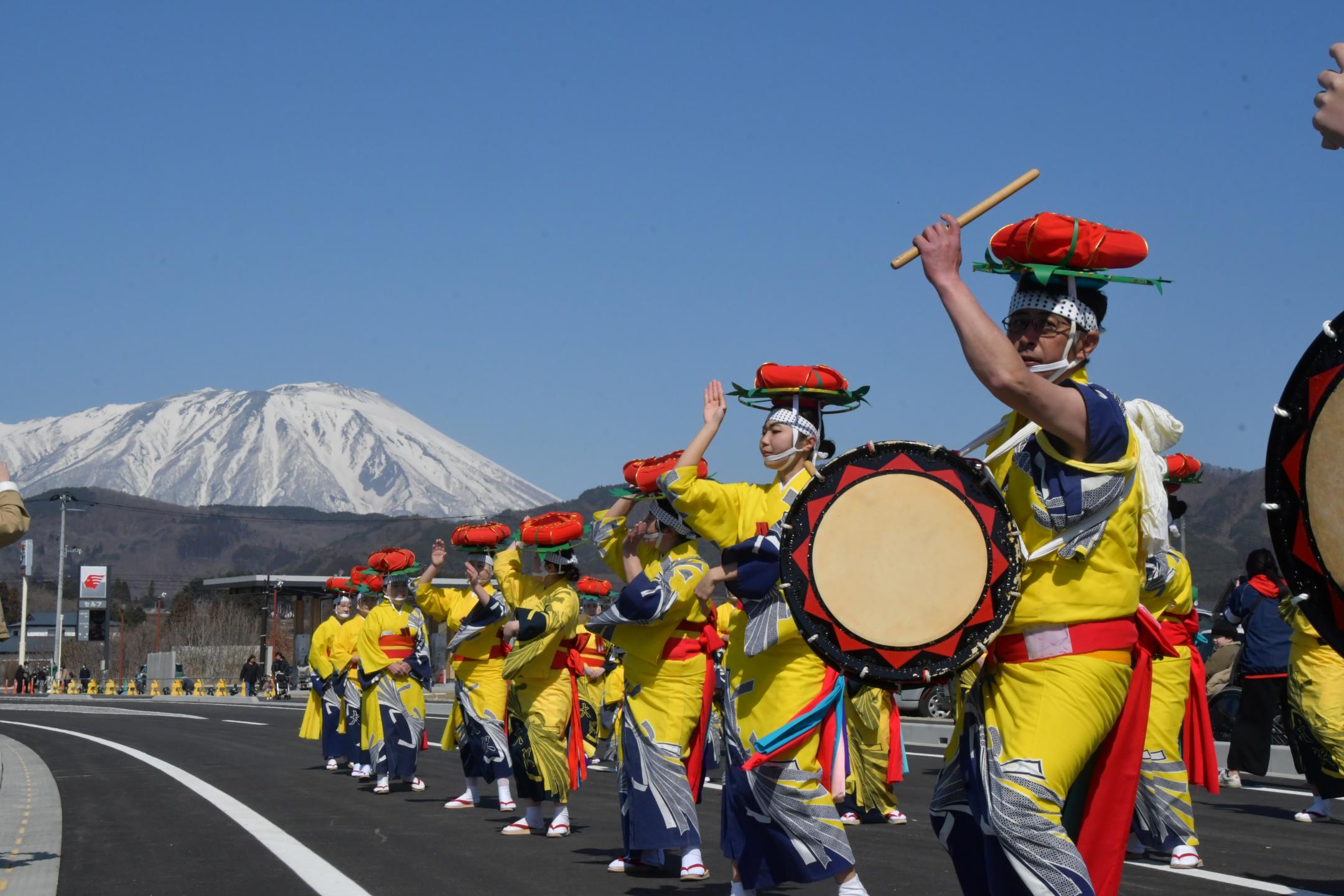 岩手山をバックに大沢さんさ踊り保存会が演舞