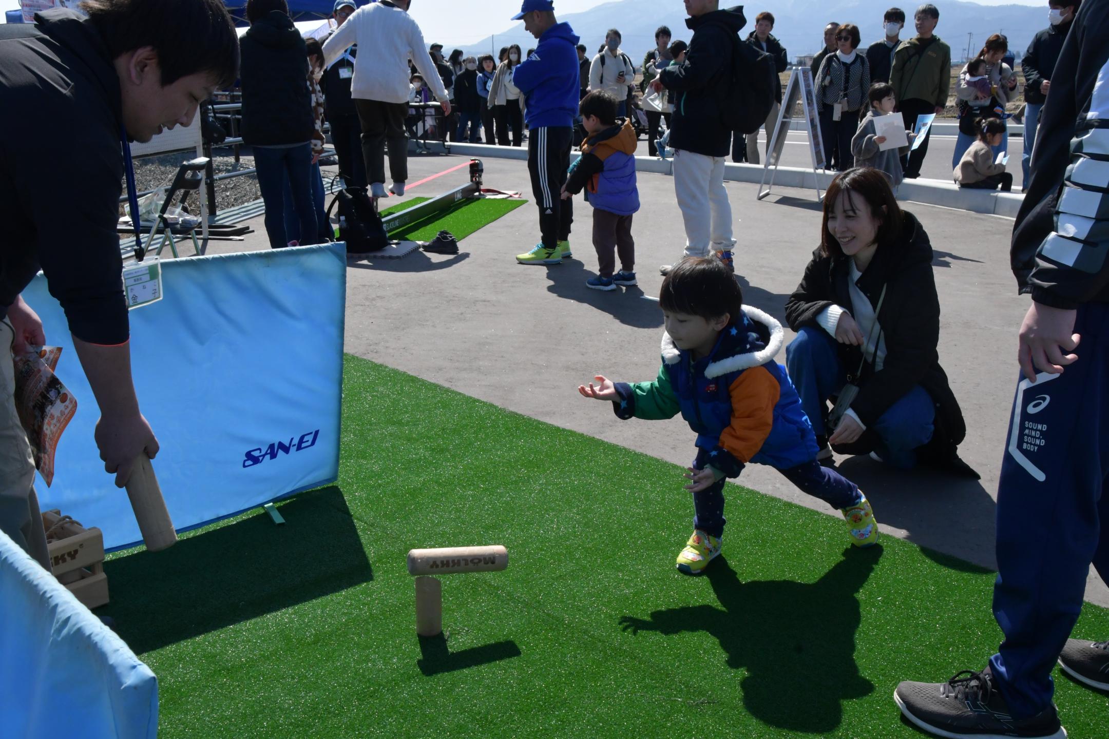 モルック体験をする子供