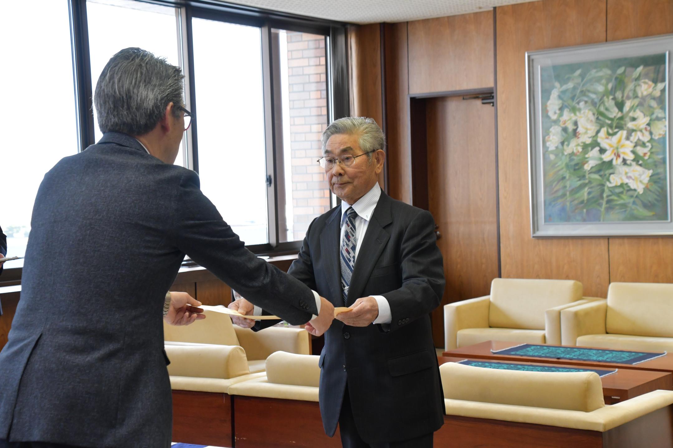 感謝状を受け取る赤石さん