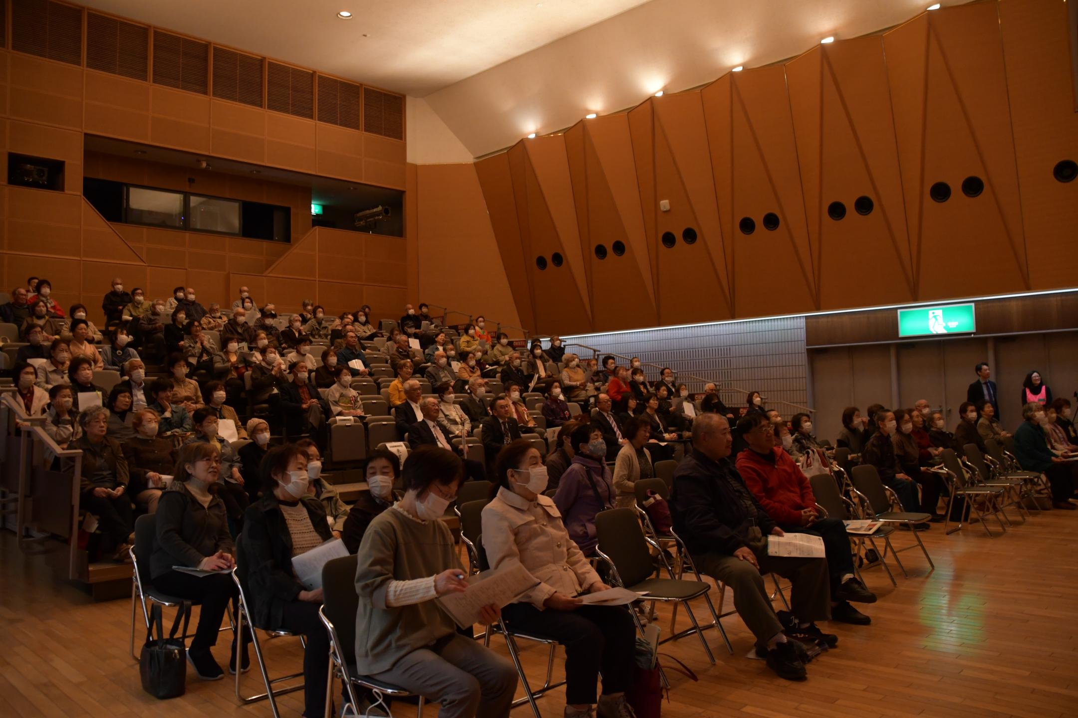 多くの人が出席
