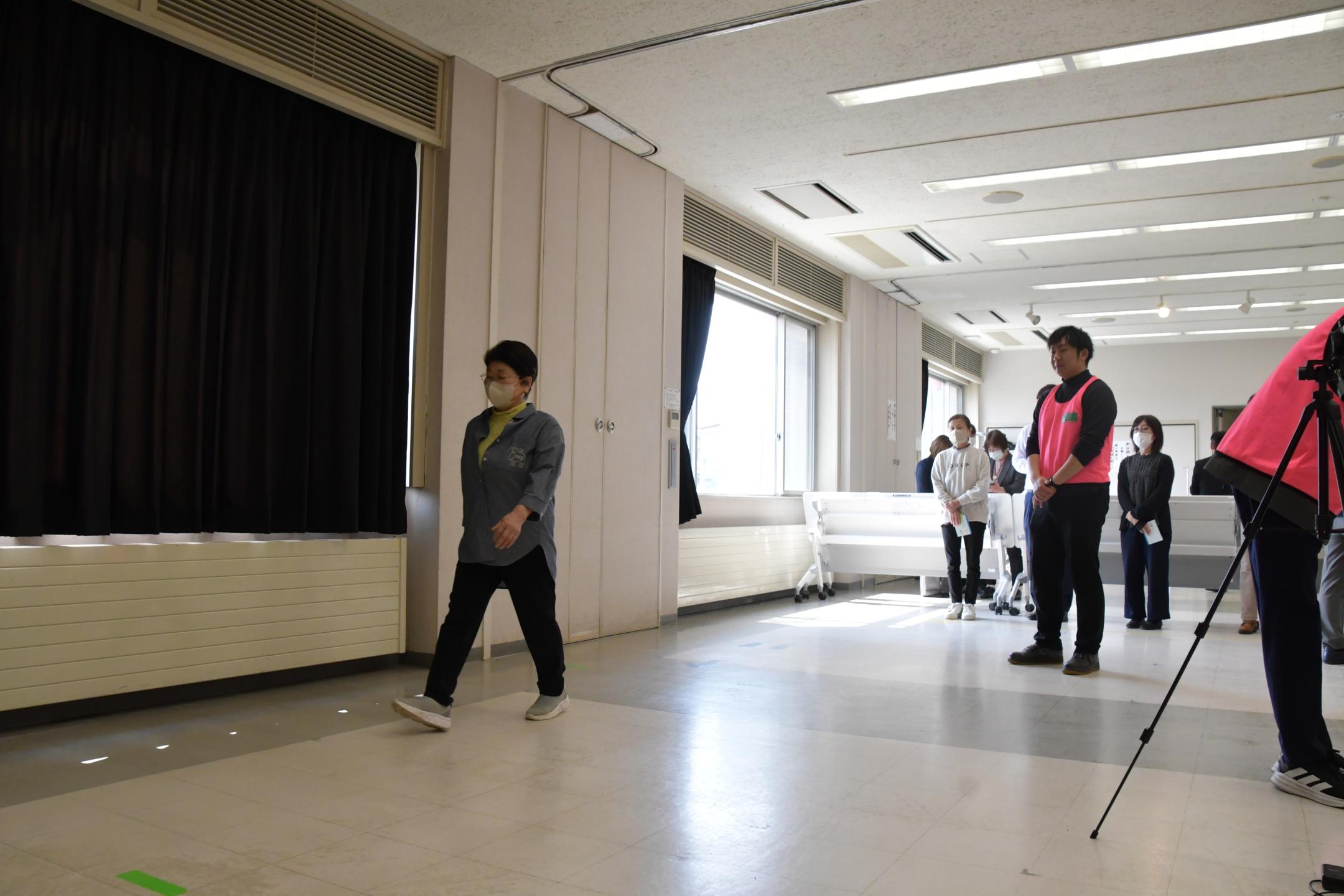 歩行姿勢の分析は学習室でも並行して行われました