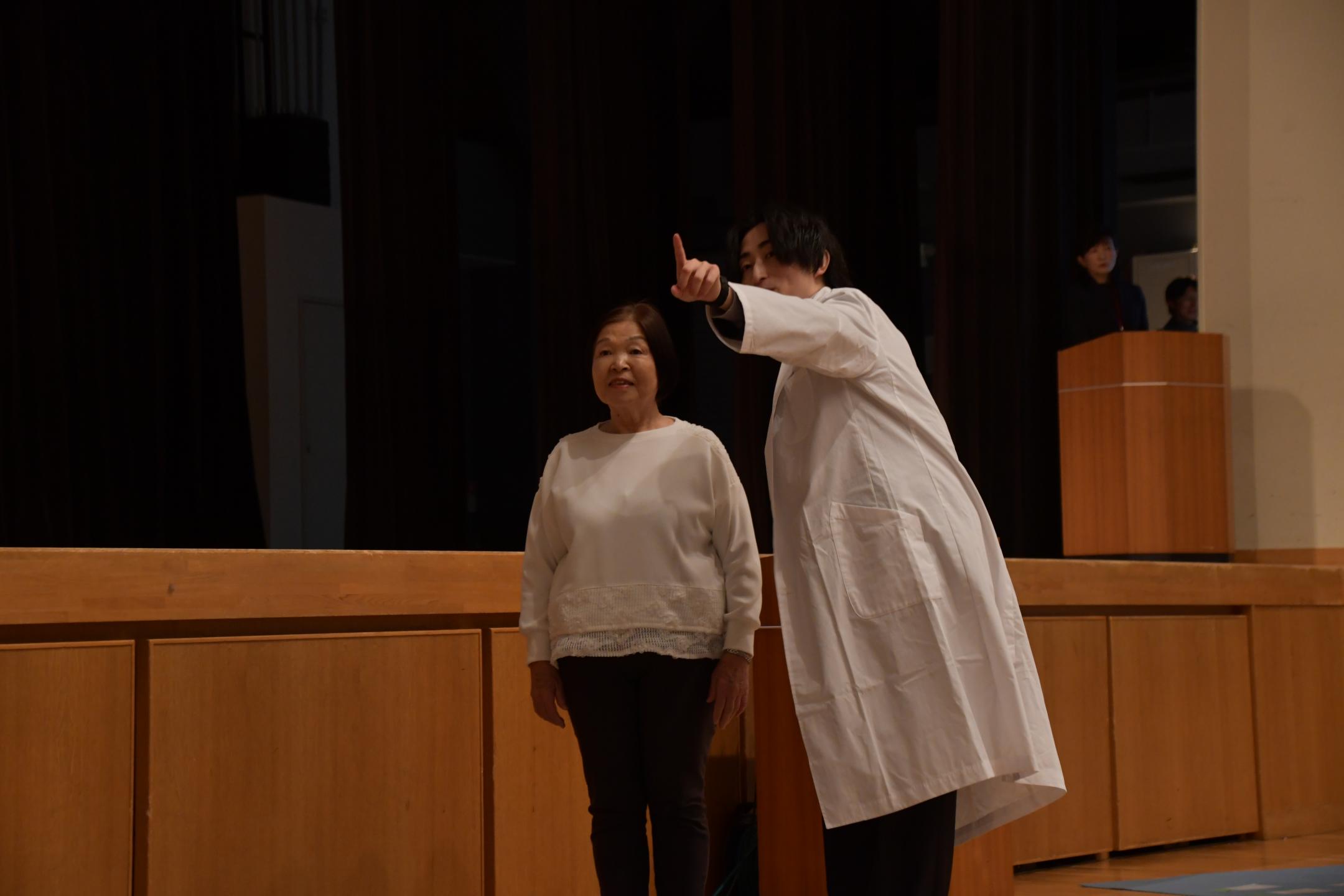 講師に説明を受ける参加者