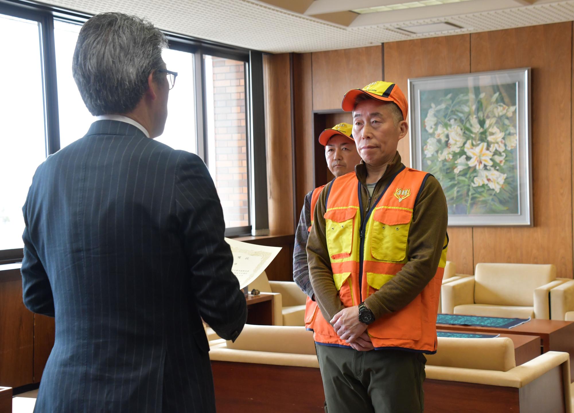 委嘱状を交付される大久保さん