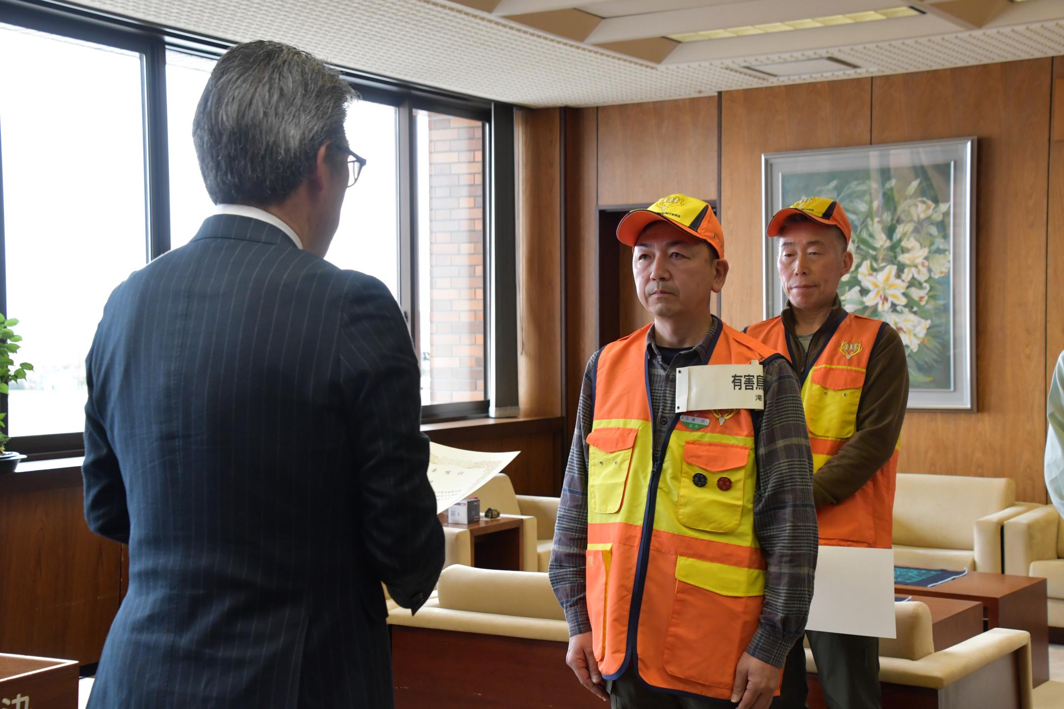 委嘱状を交付される平澤さん