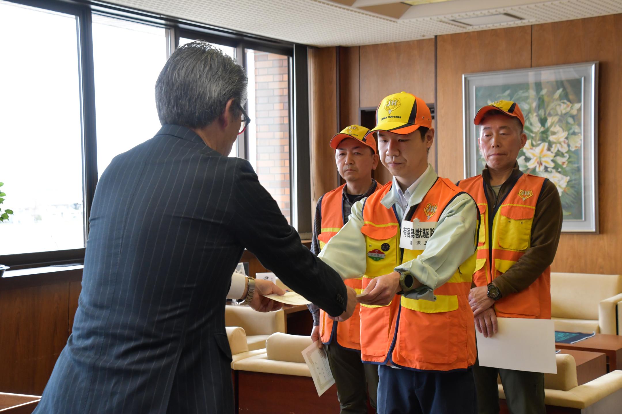 委嘱状を交付される平田さん