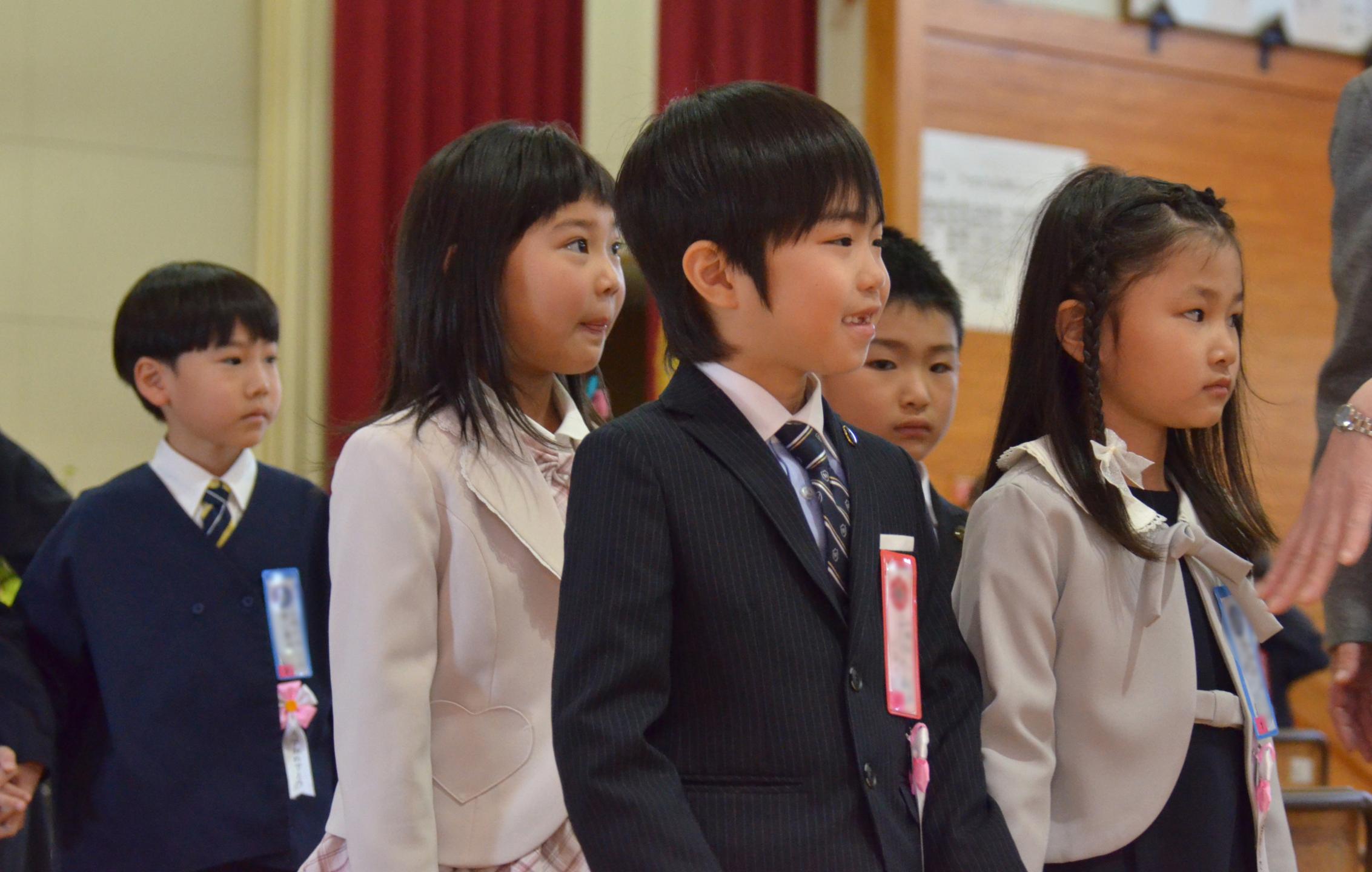 退場する新入生