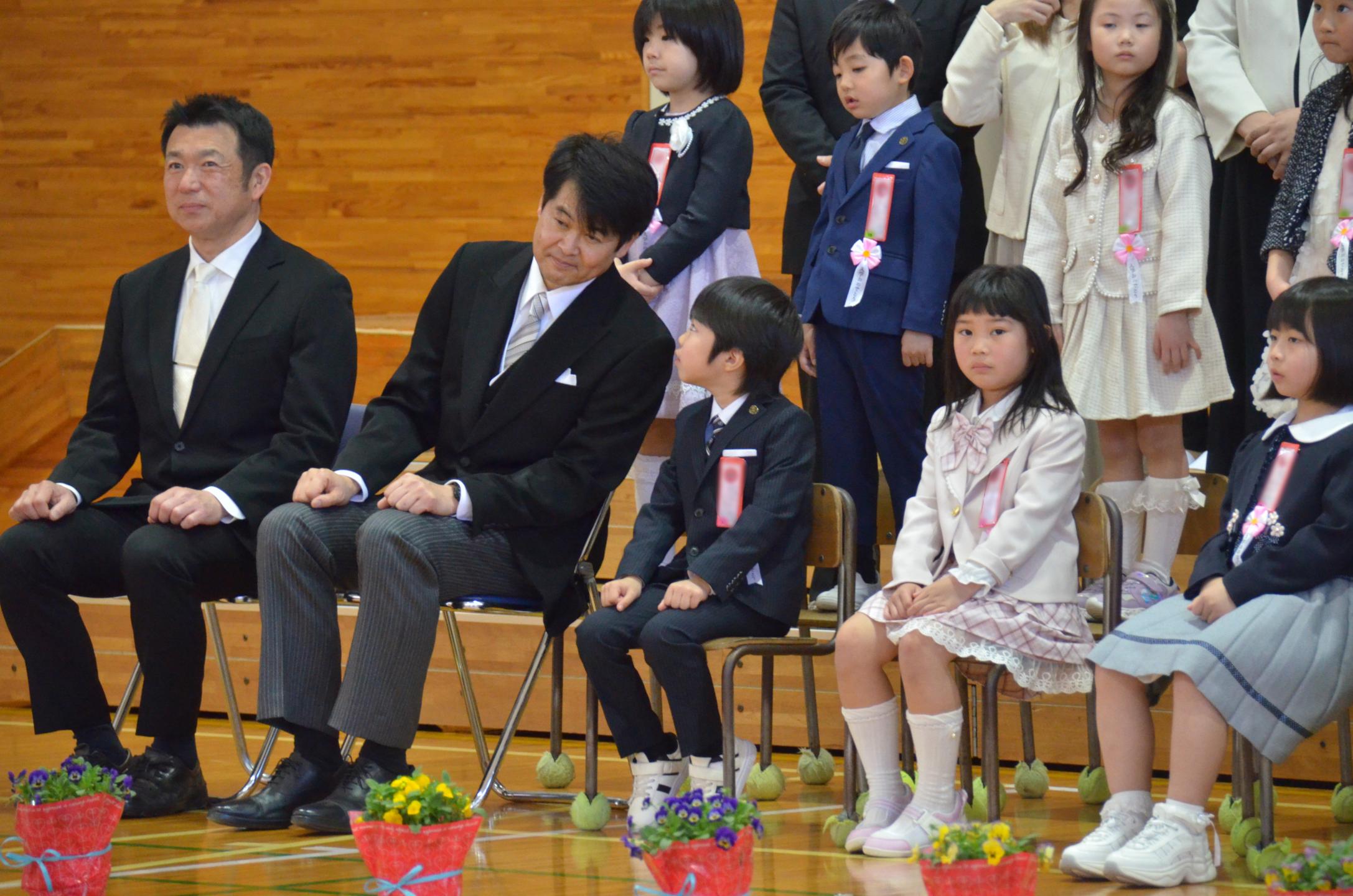 先生と話す新入生