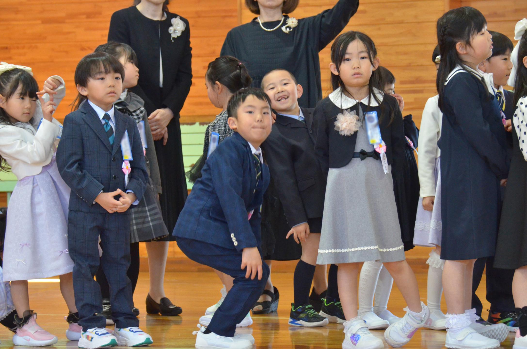 ポーズをとる新入生