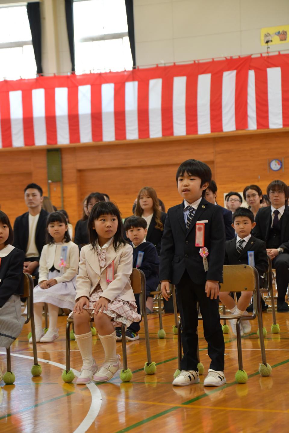 元気よく返事をする新入生
