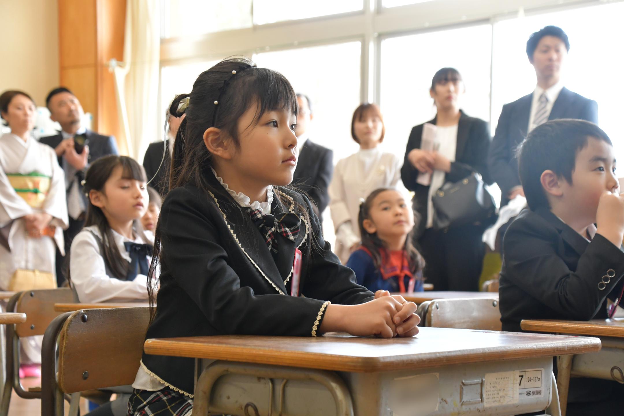 先生の話を聞く新入生