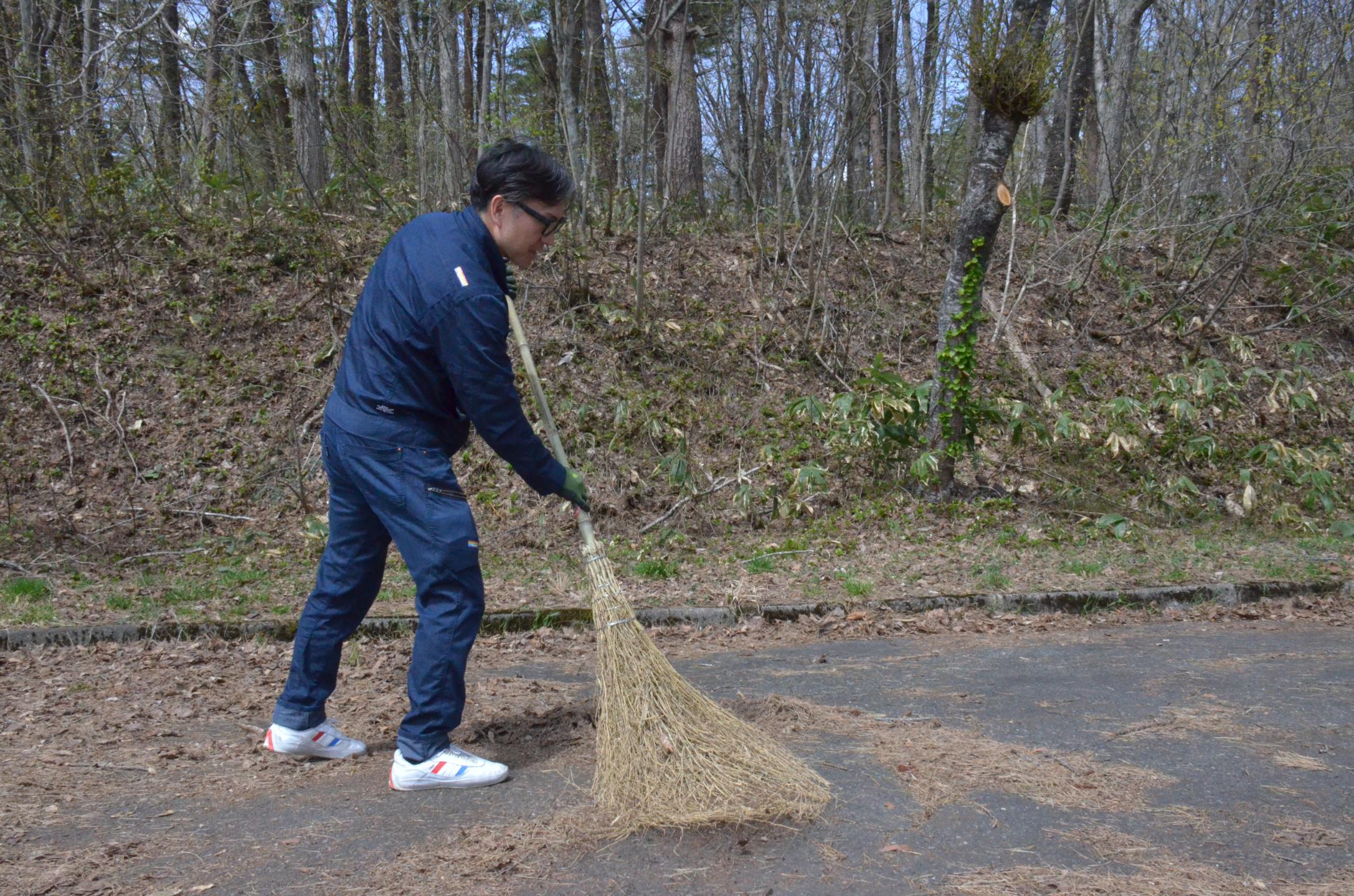 落ち葉を清掃するライオンズクラブの皆さん