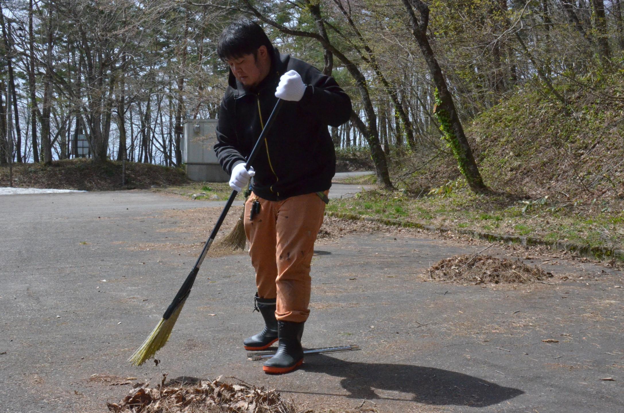 落ち葉を集めるライオンズクラブの皆さん