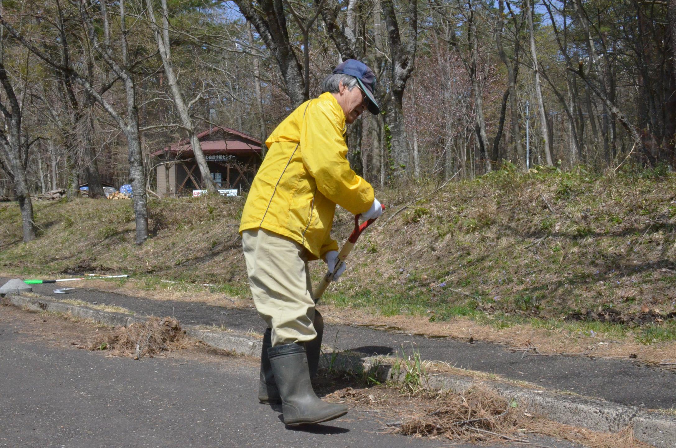 落ち葉を集めるライオンズクラブの皆さん